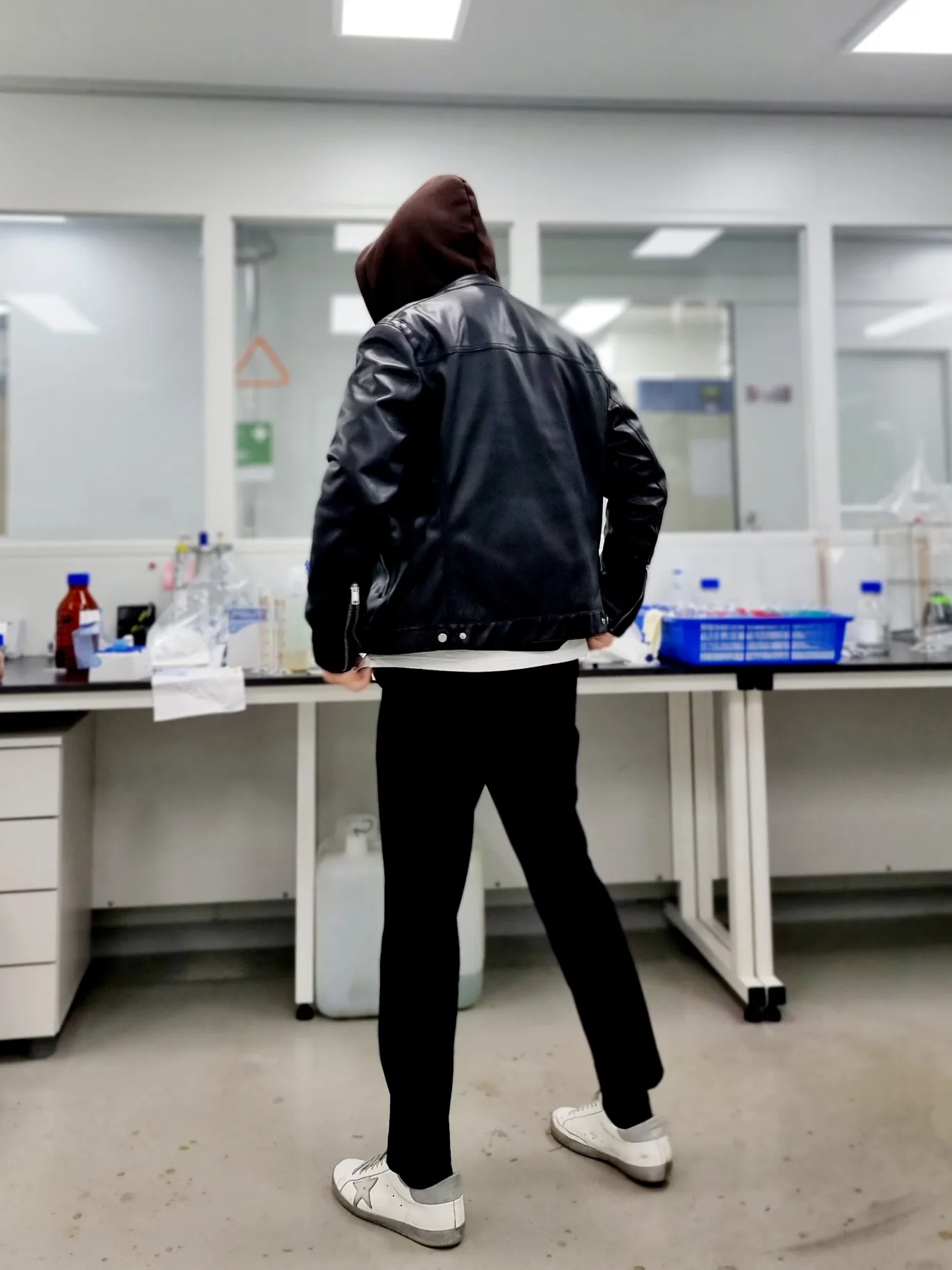Golden Goose Superstar White Silver Heel Tab Sneakers, IAB Studio Hoodie Brown 착용 스타일 - 3