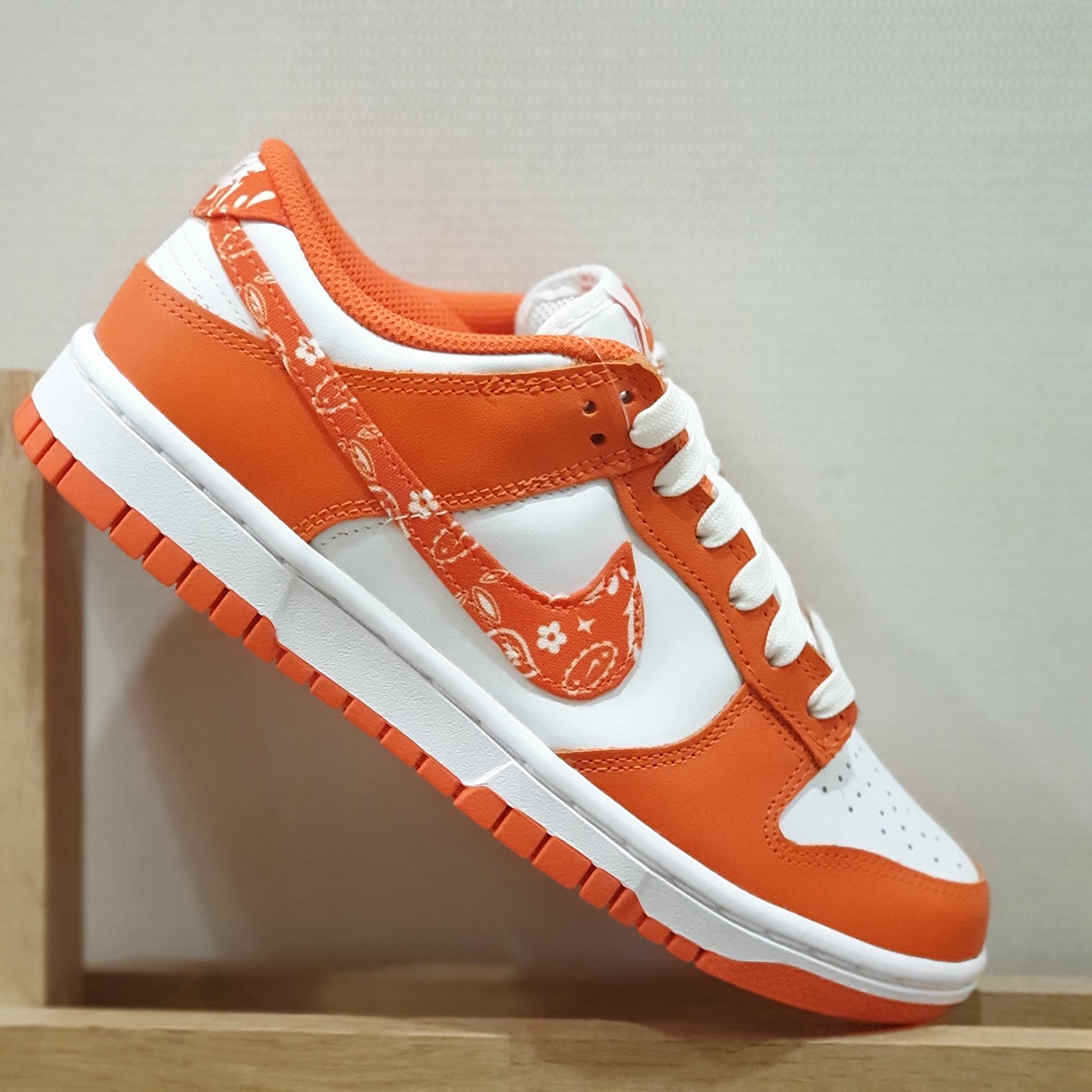 (W) Nike Dunk Low Essential Orange Paisley 착용 스타일 - 2