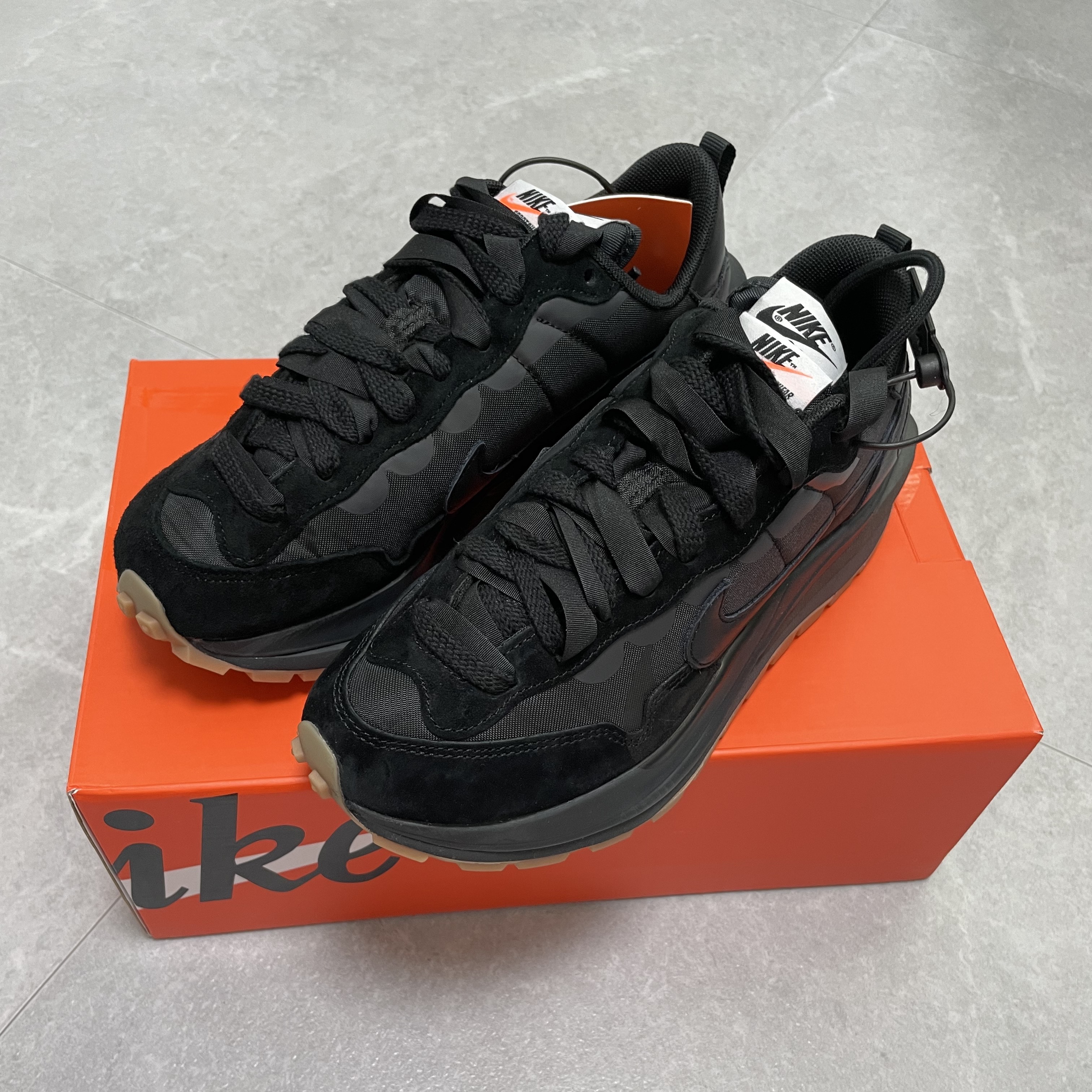 Nike x Sacai VaporWaffle Black and Gum 착용 스타일