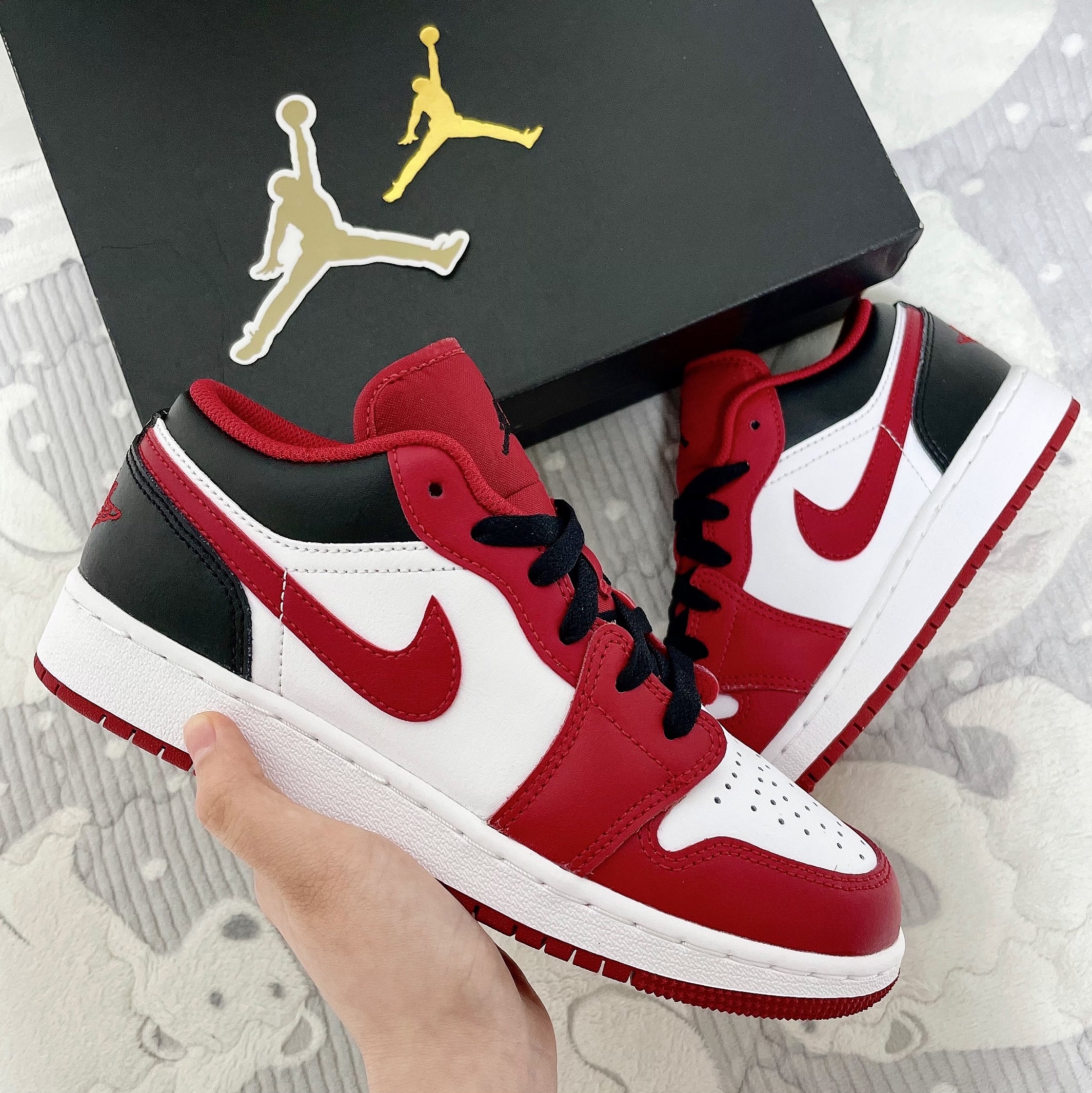 (GS) Jordan 1 Low White Gym Red Black 착용 스타일 - 1