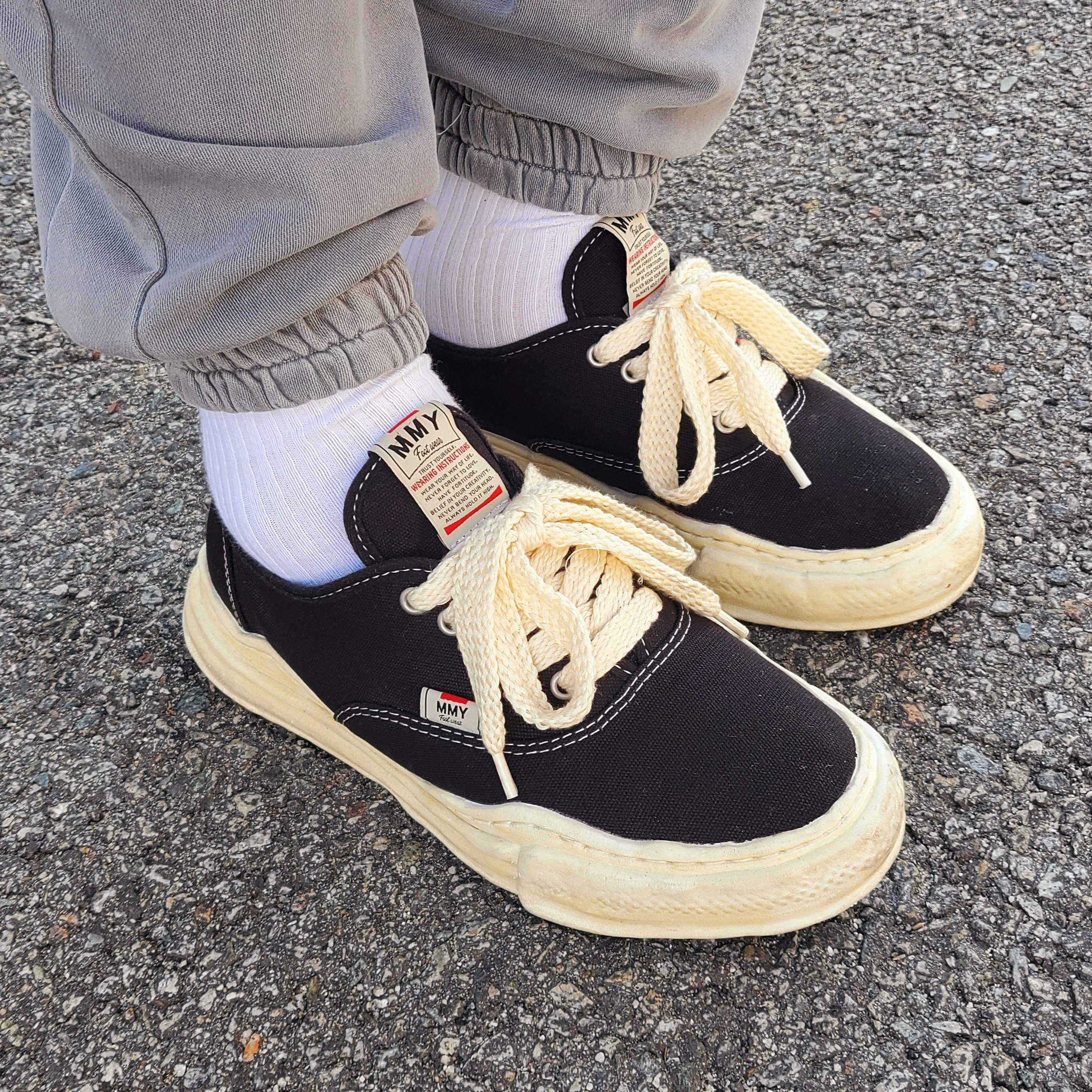 Maison Mihara Yasuhiro Baker OG Sole OD Canvas Low-top Sneakers Black 착용 스타일 - 3