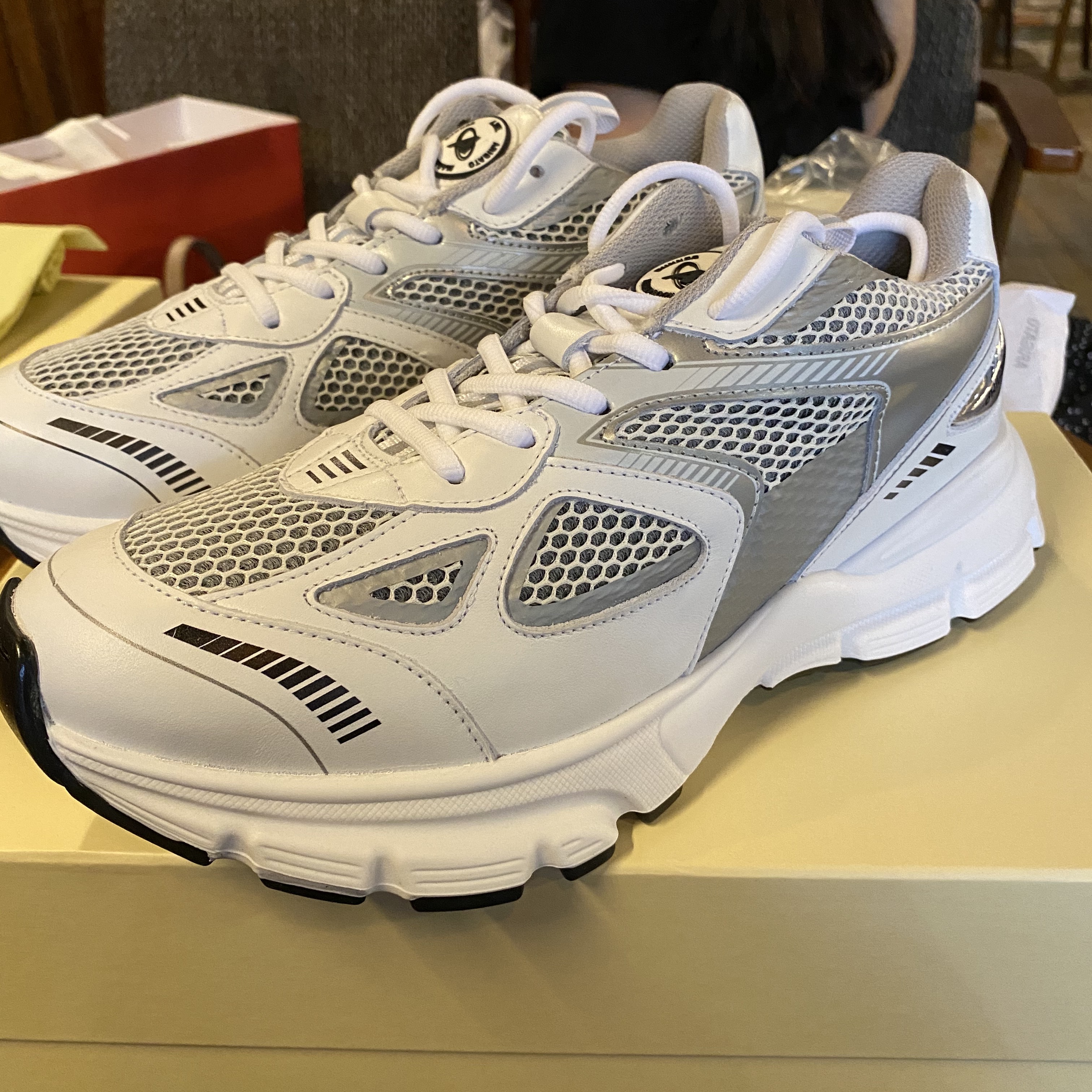 Axel Arigato Marathon Runner White Silver 착용 스타일