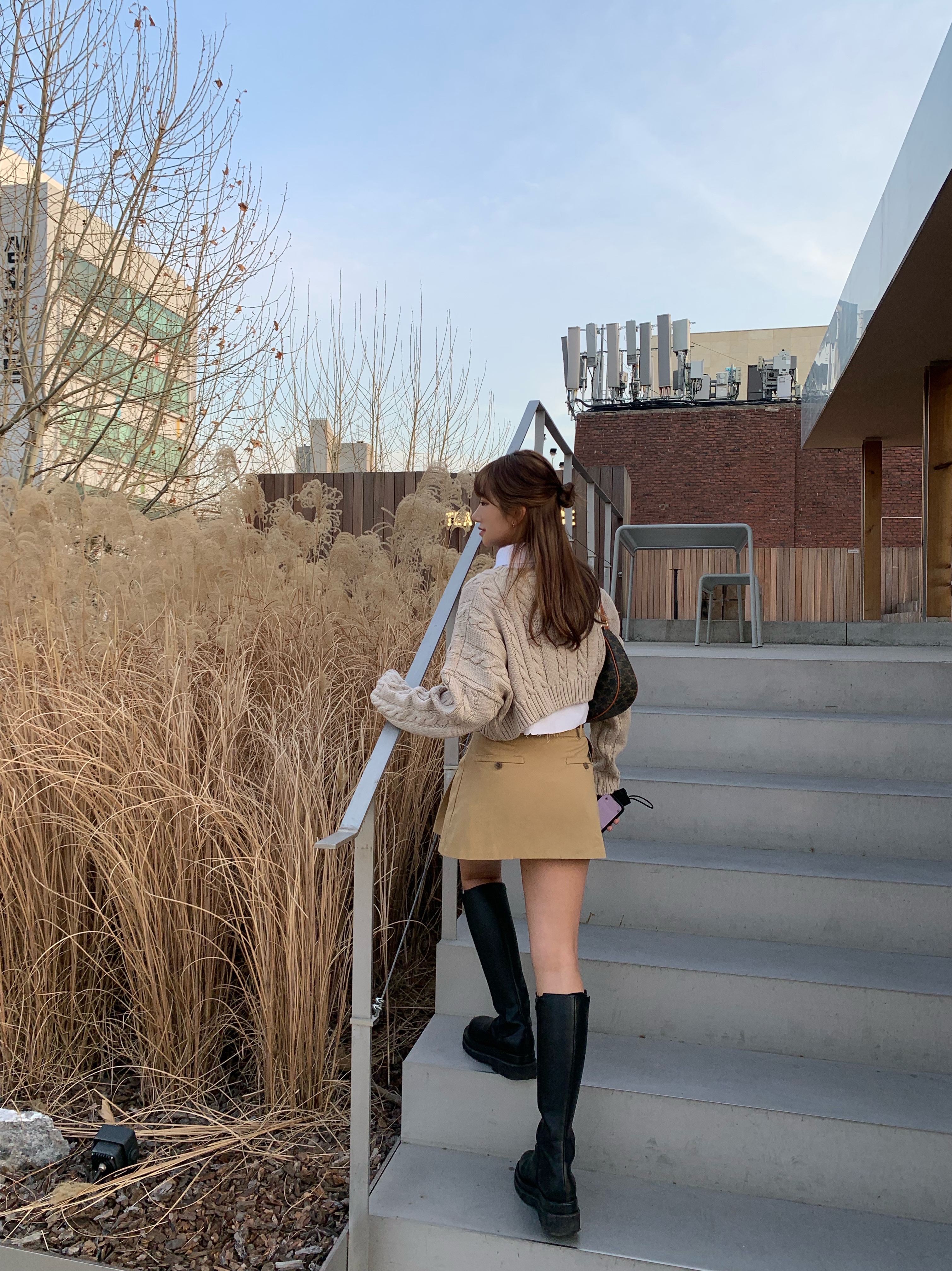 Celine Ava Bag in Triomphe Canvas and Calfskin Tan 착용 스타일 - 4