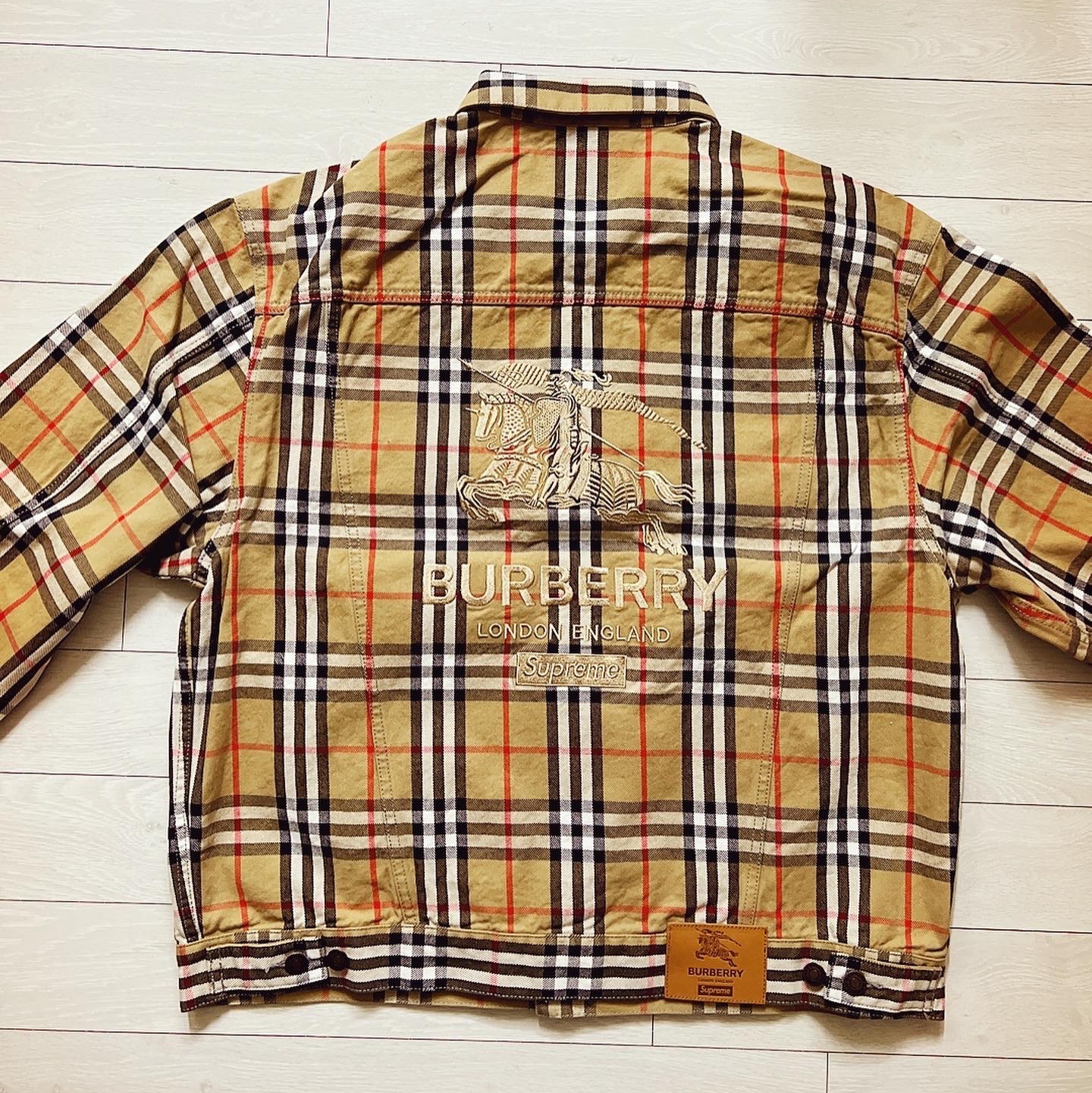 Supreme x Burberry Denim Trucker Jacket Beige - 22SS, Supreme x Burberry Box Logo T-Shirt White - 22SS 착용 스타일 - 2