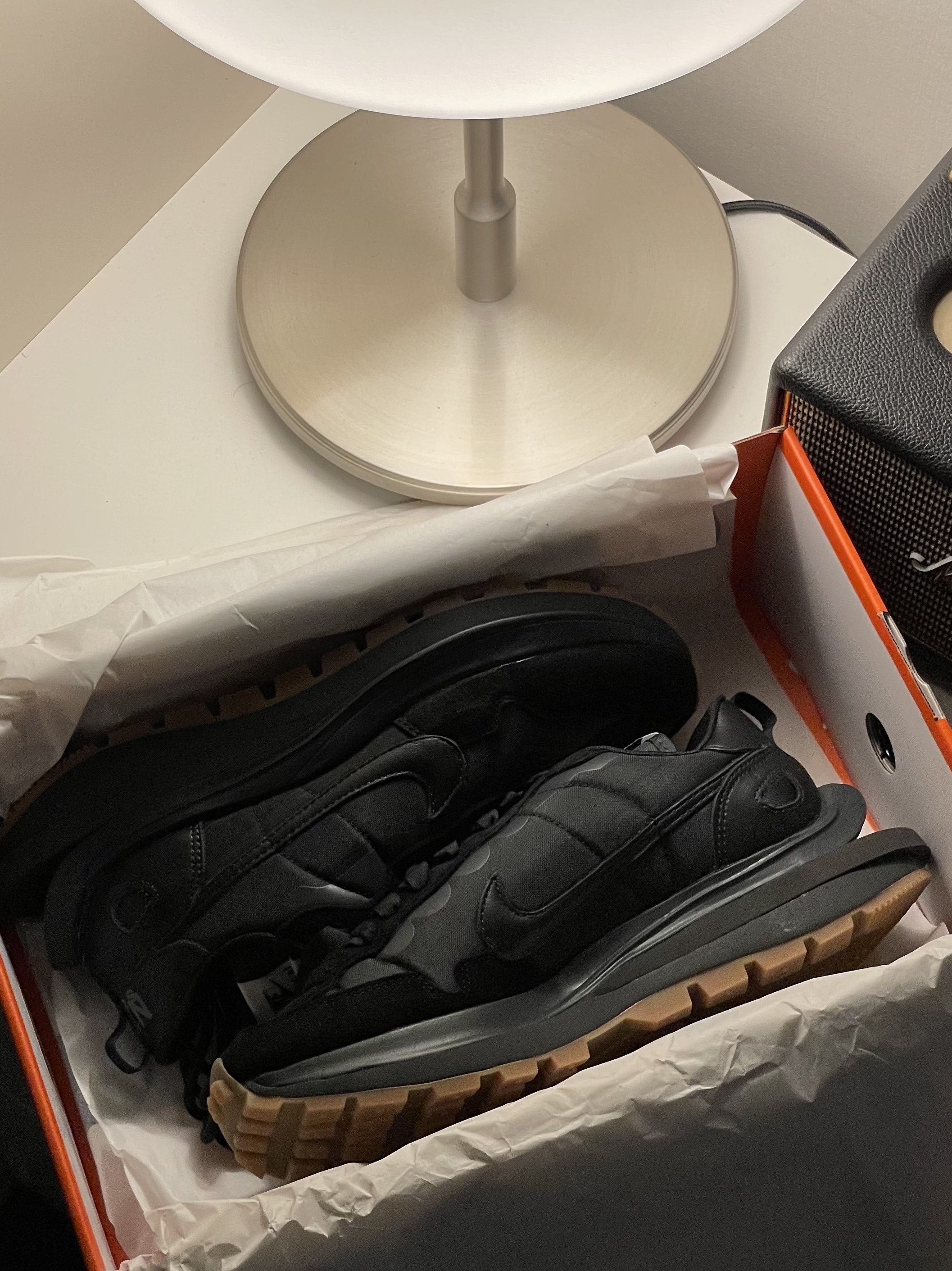 Nike x Sacai VaporWaffle Black and Gum 착용 스타일 - 1