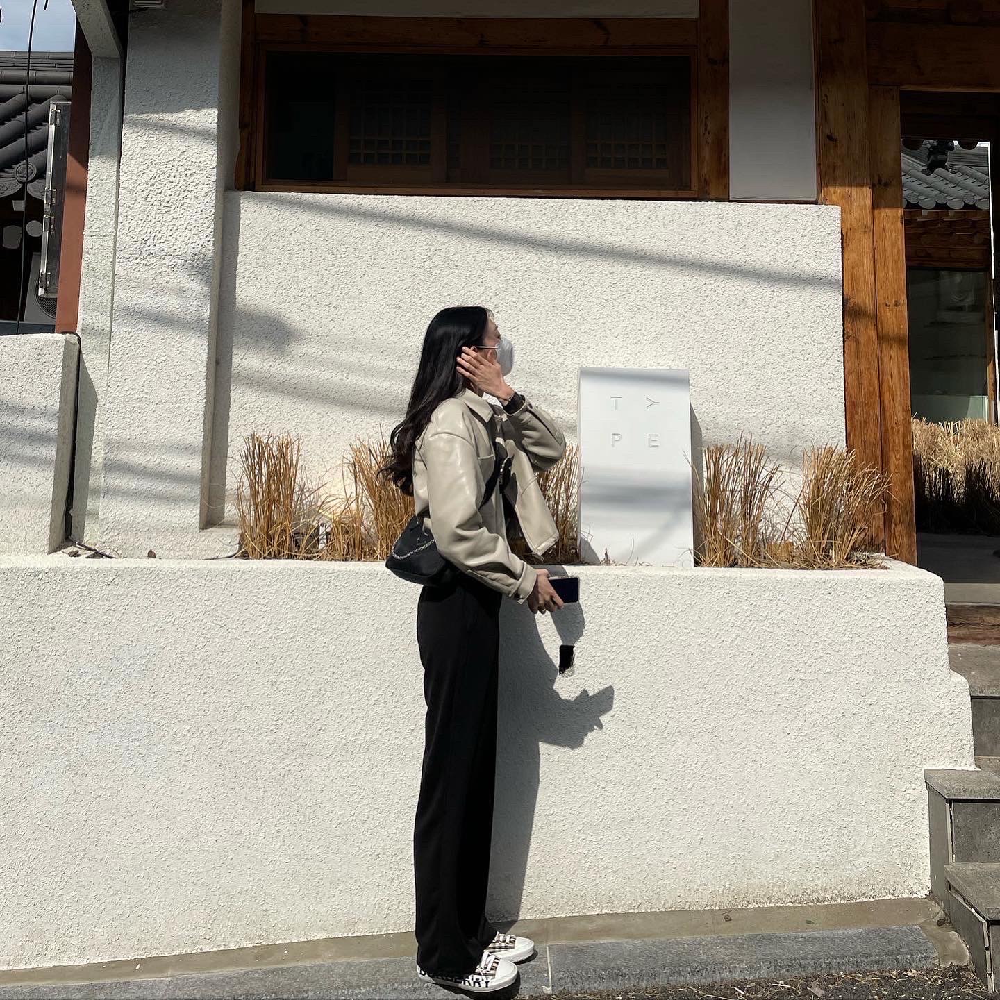 Prada Re-Edition 2005 Re-Nylon Shoulder Bag Black 착용 스타일