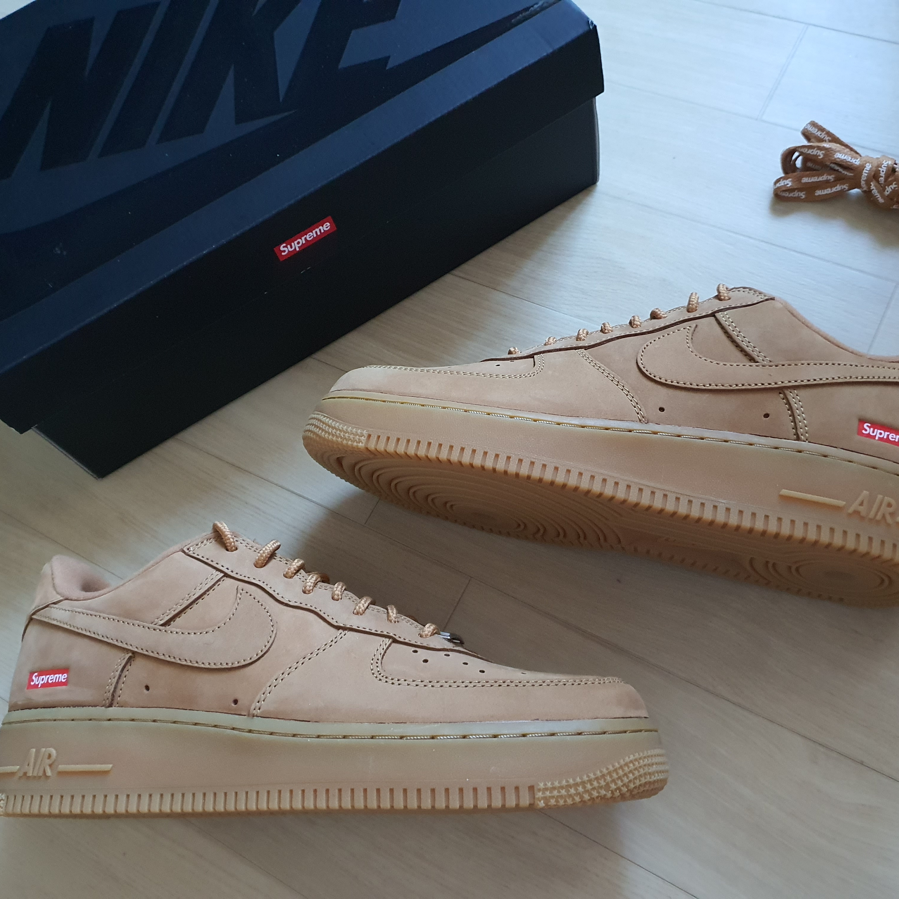Nike x Supreme Air Force 1 Low Flax 착용 스타일 - 1