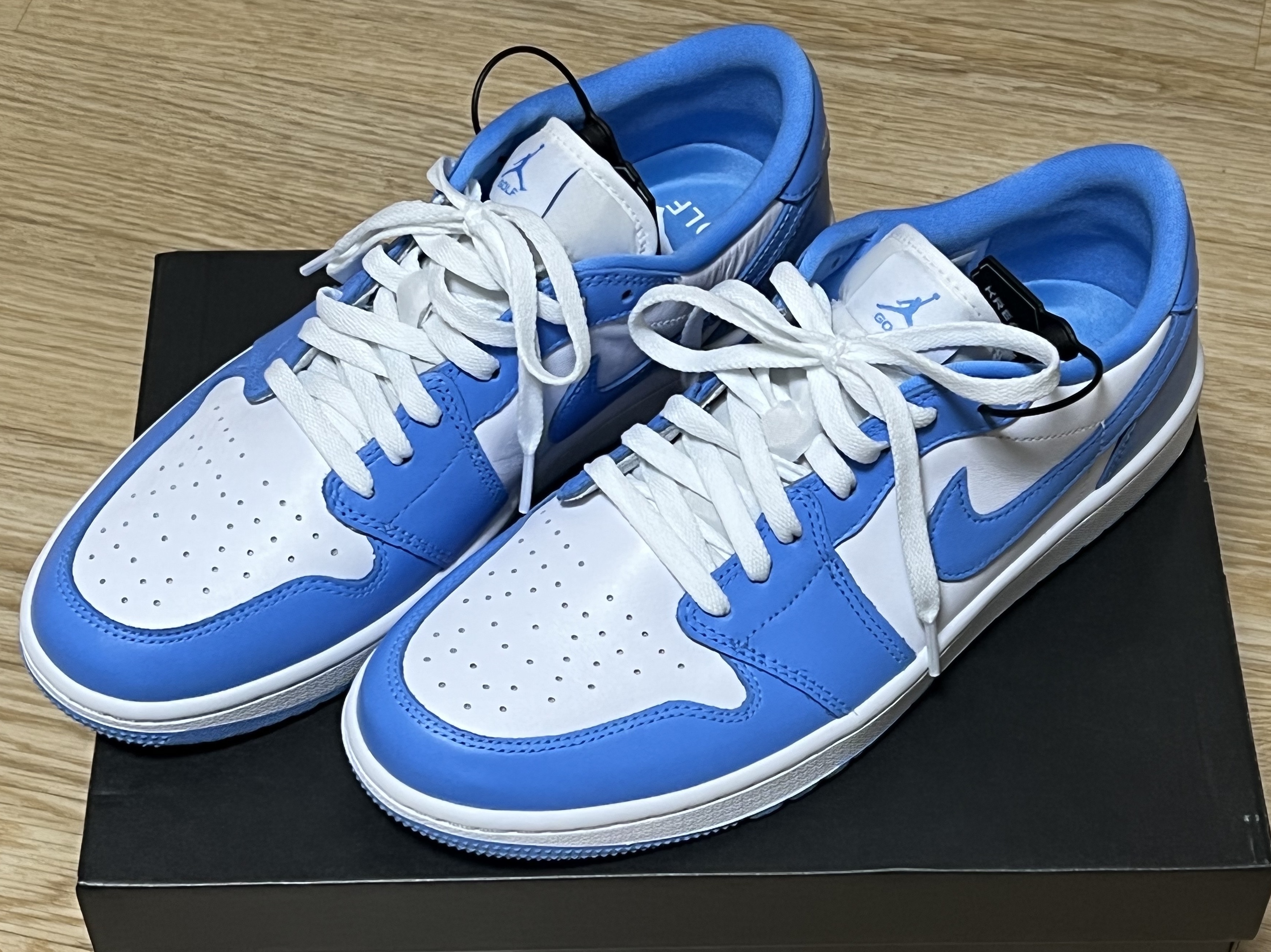 Jordan 1 Low Golf White and University Blue 착용 스타일 - 1