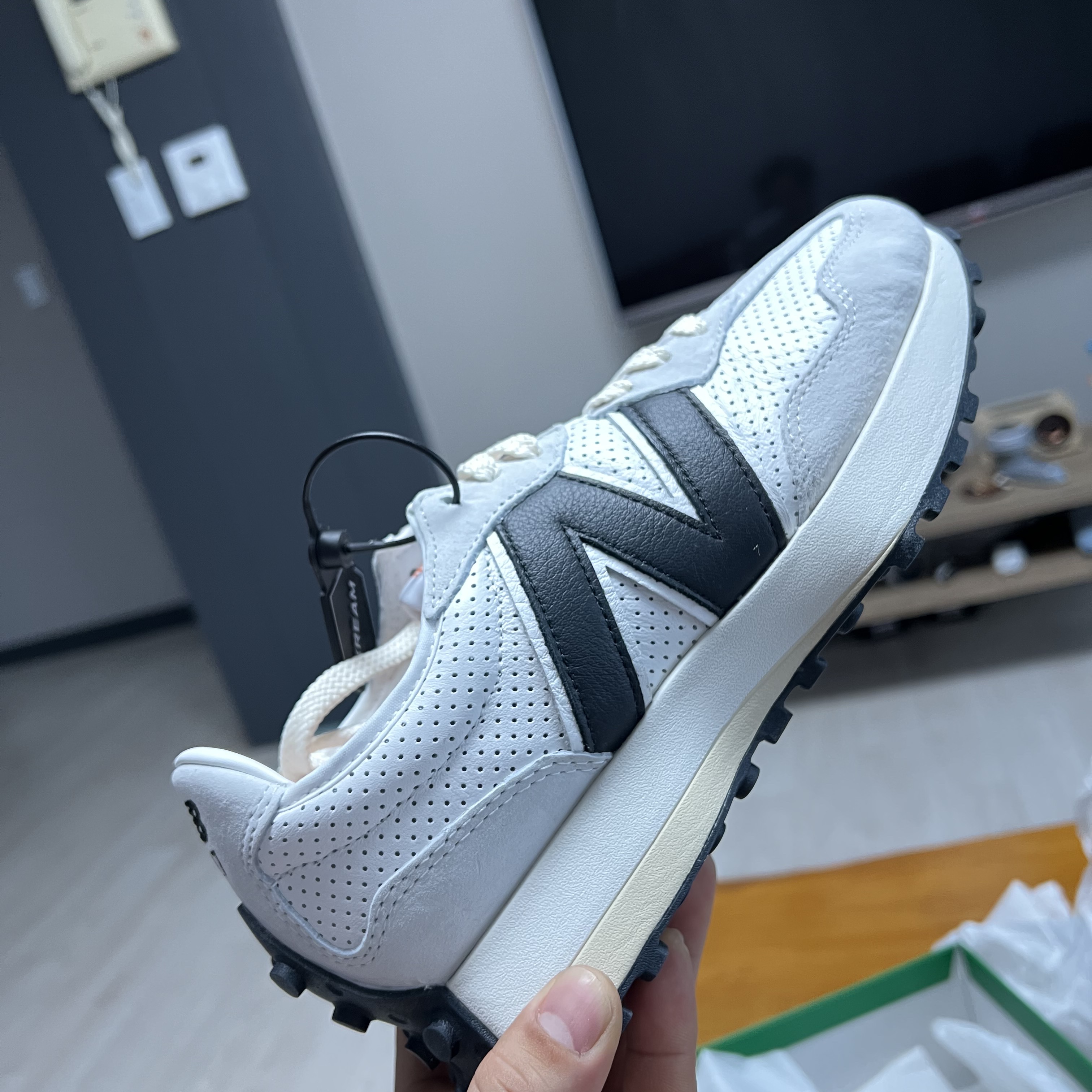 New Balance x Casablanca 327 Idealist Black Grey Pink 착용 스타일