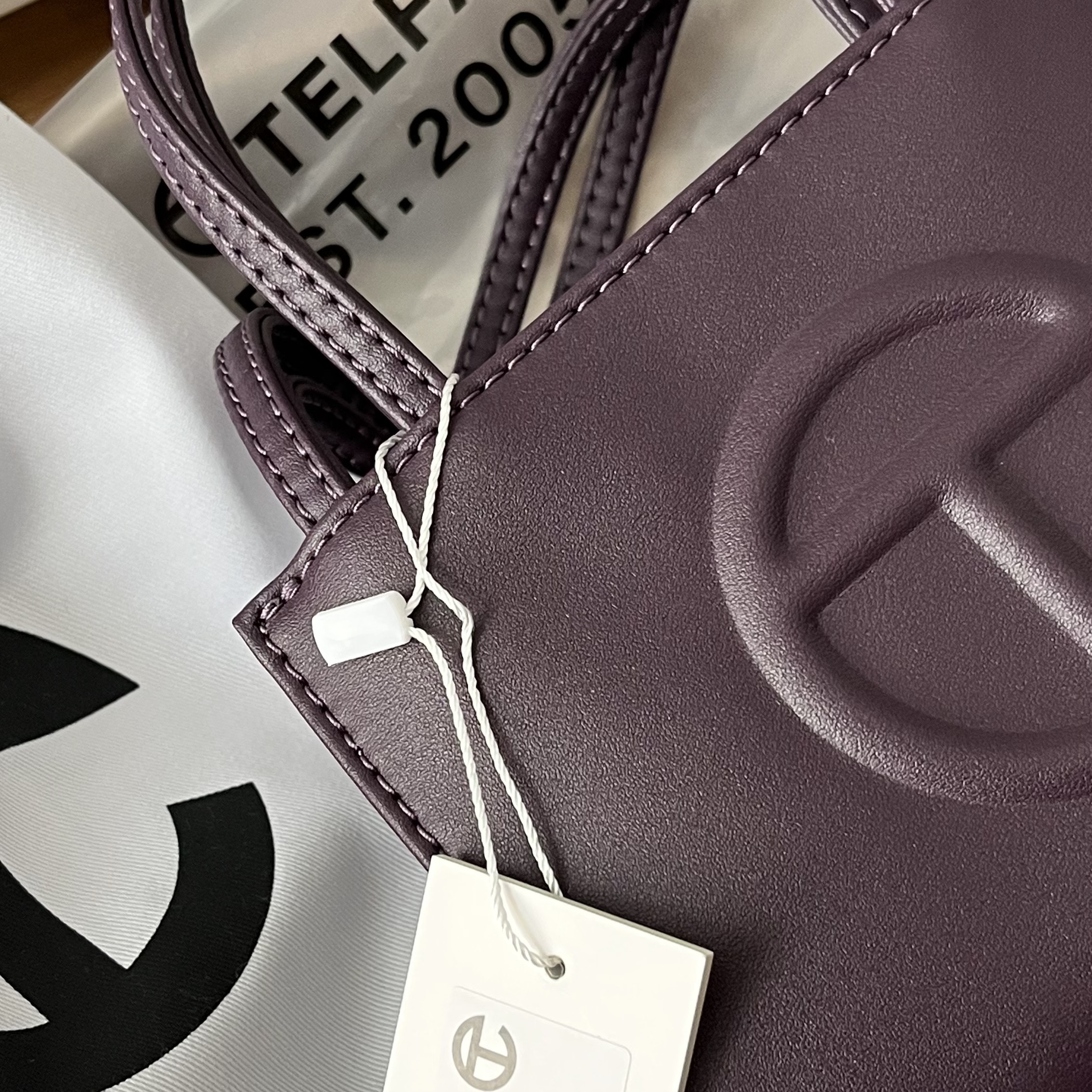 Telfar Small Shopping Bag Eggplant 착용 스타일 - 4