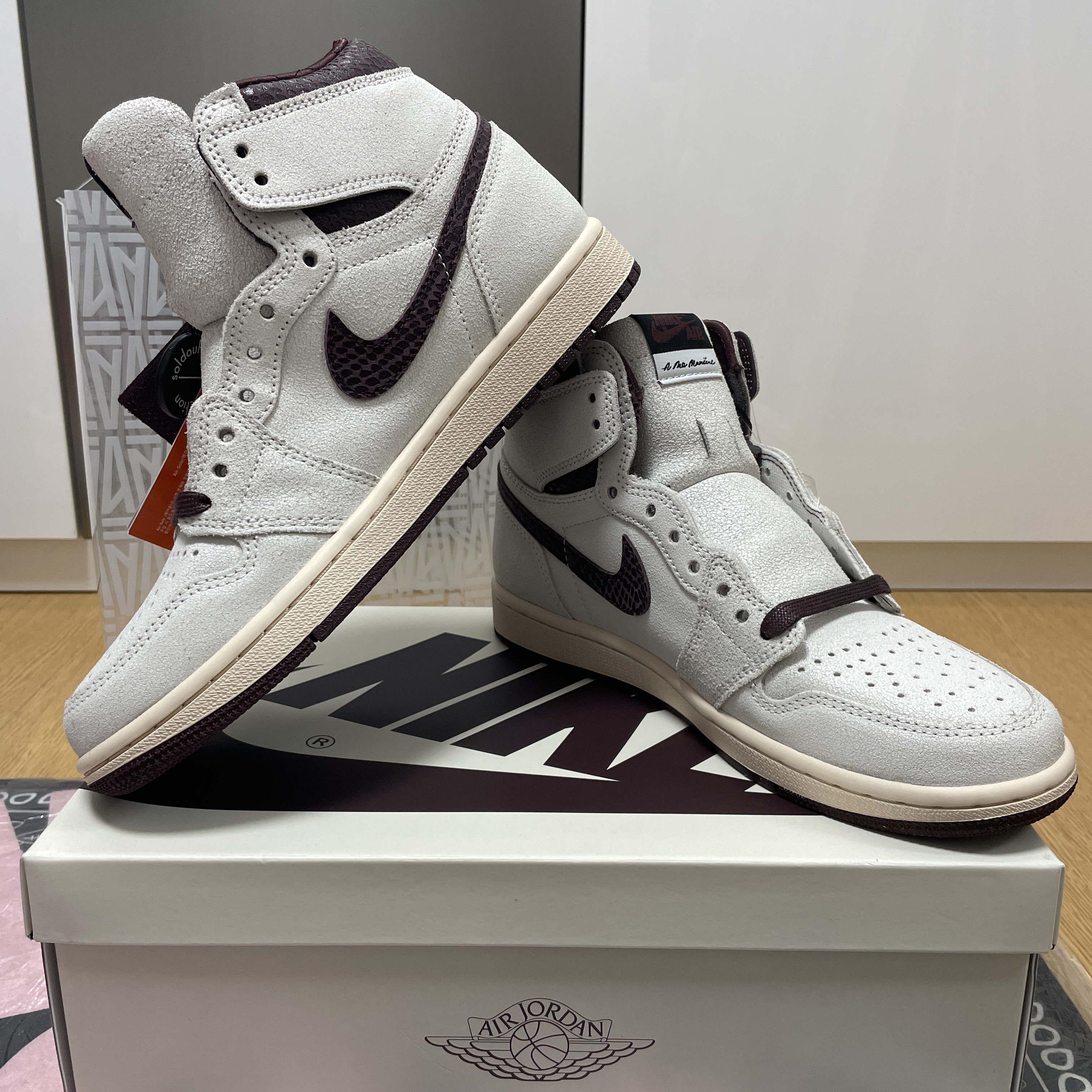 Jordan 1 x A Ma Maniere Retro High OG SP Sail and Burgundy 착용 스타일