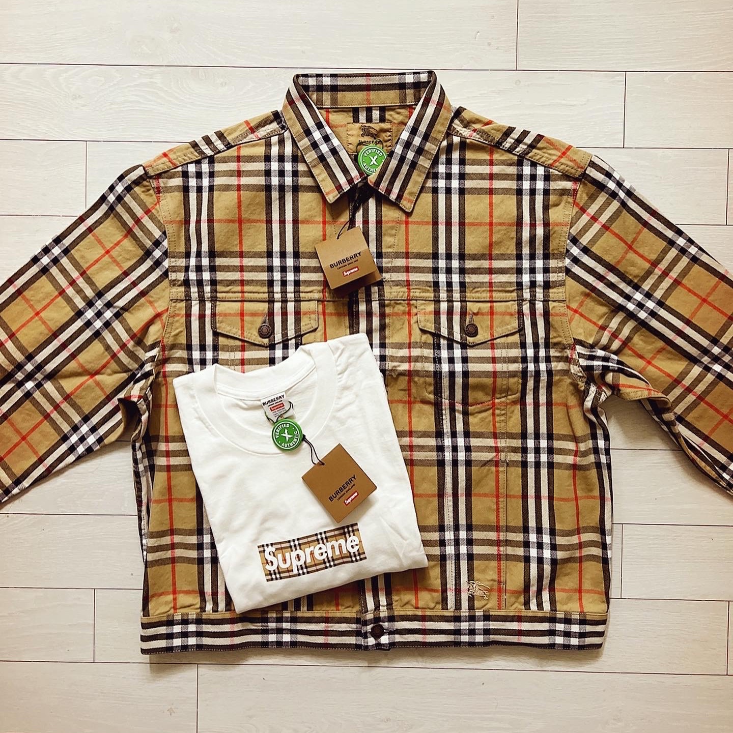 Supreme x Burberry Denim Trucker Jacket Beige - 22SS, Supreme x Burberry Box Logo T-Shirt White - 22SS 착용 스타일 - 1