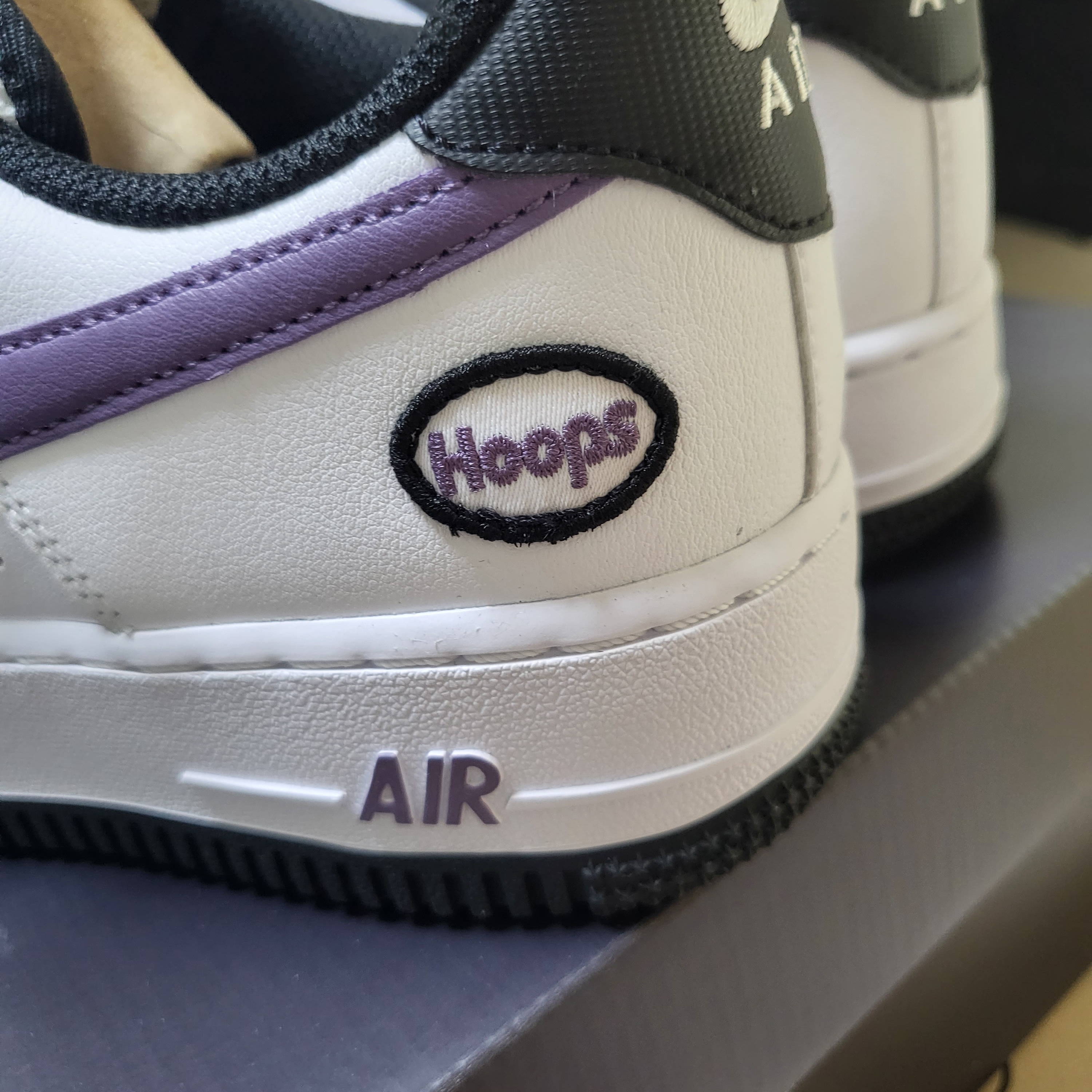 Nike Air Force 1 '07 LV8 Hoops White Canyon Purple 착용 스타일 - 3
