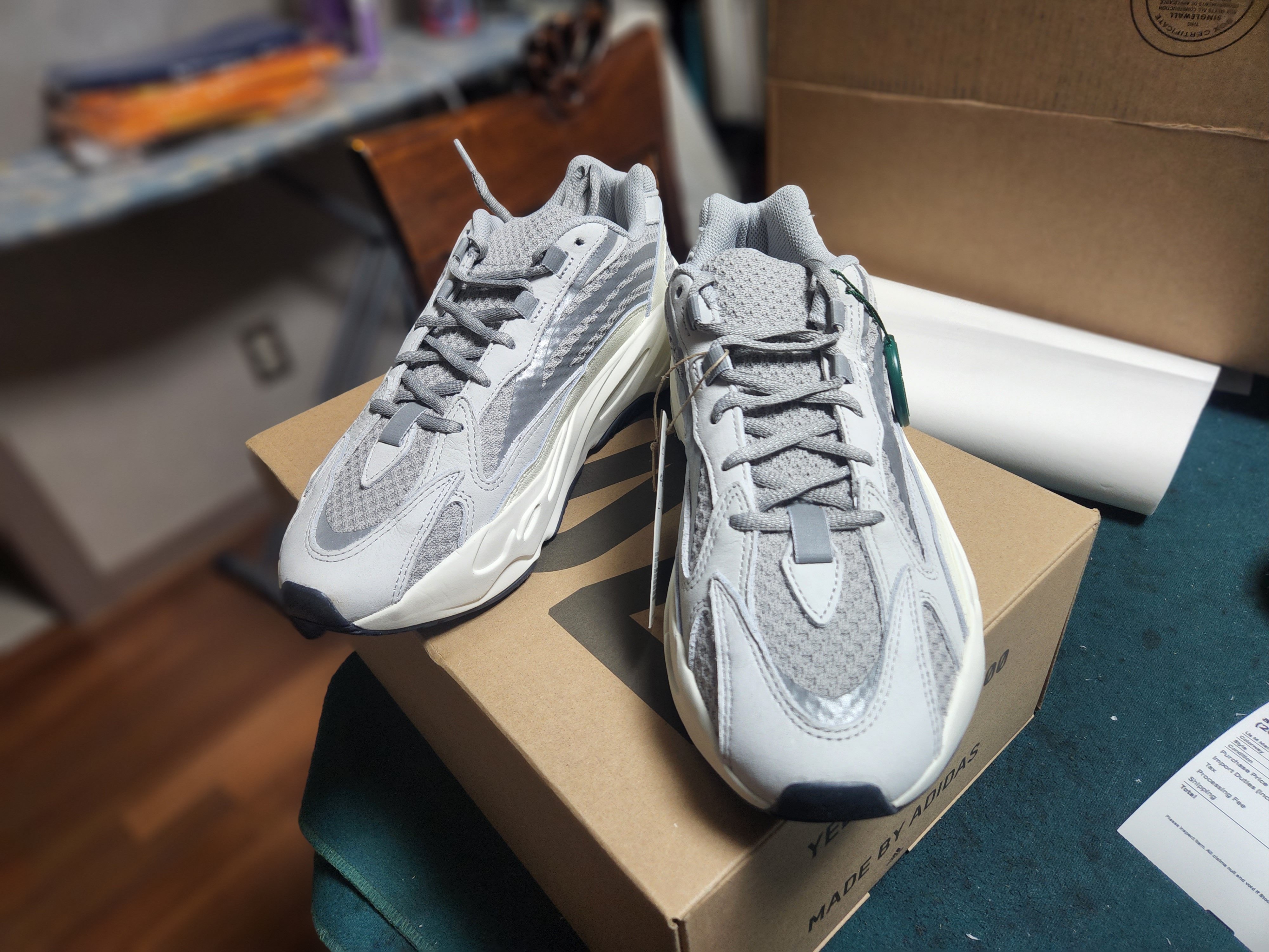 Adidas Yeezy Boost 700 V2 Static 2022 착용 스타일 - 1