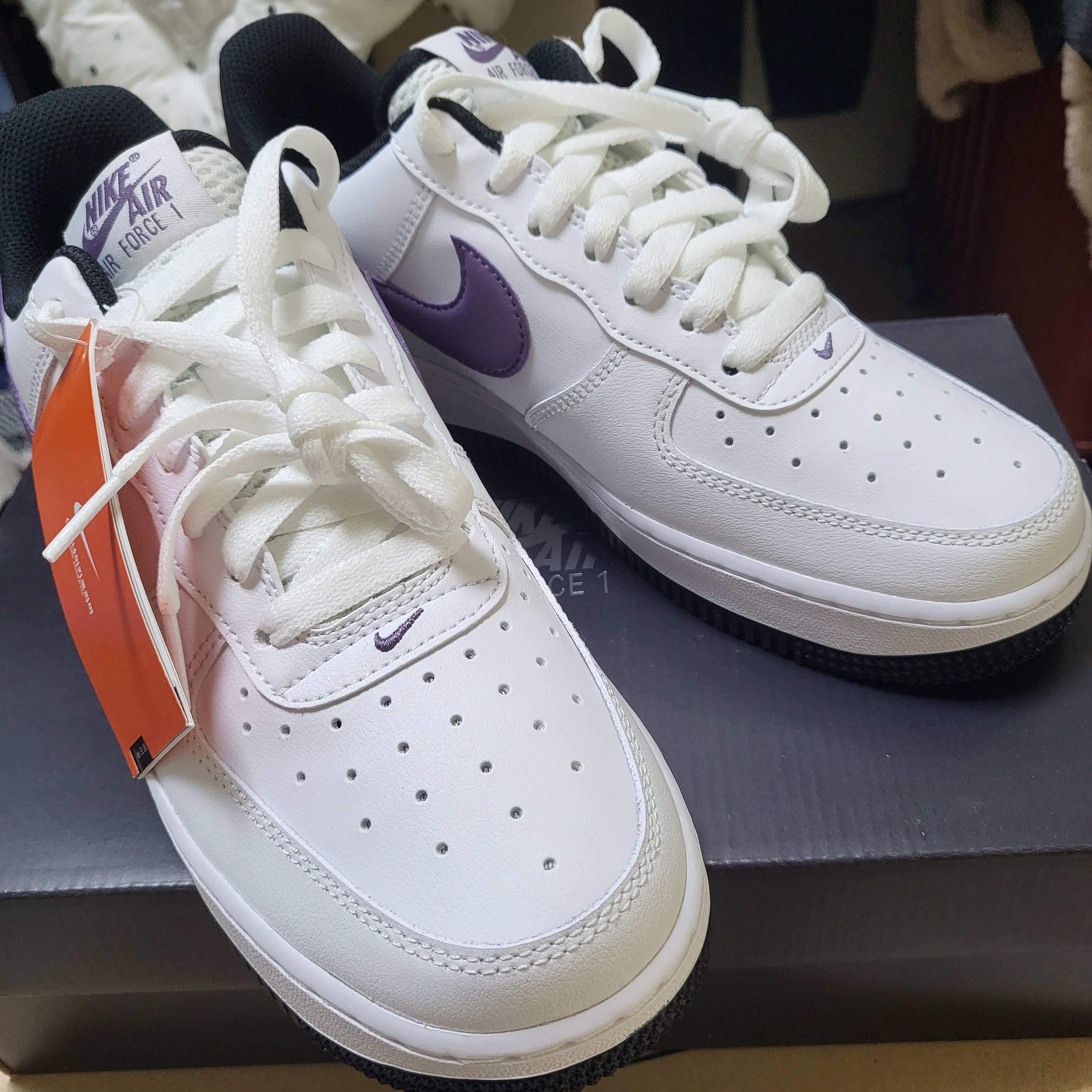 Nike Air Force 1 '07 LV8 Hoops White Canyon Purple 착용 스타일 - 5