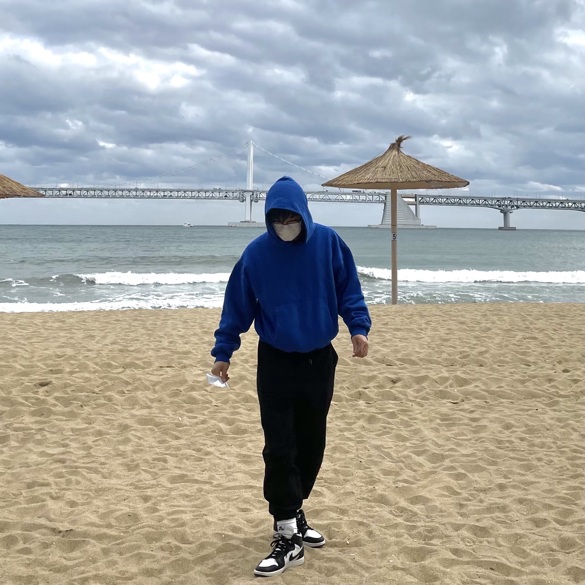 Yeezy Gap Hoodie Blue, Jordan 1 Retro High OG Black White 2014 착용 스타일 - 1