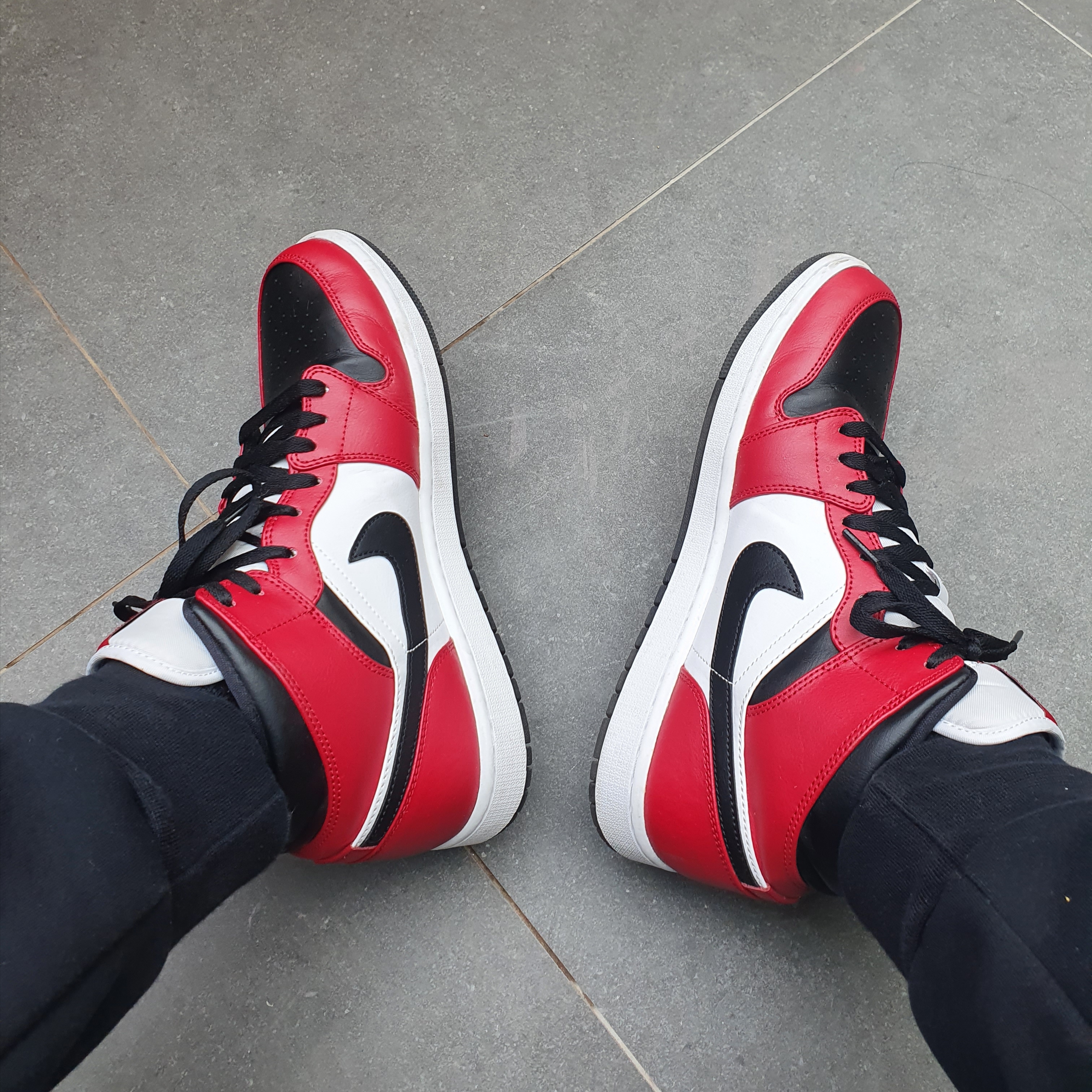 Jordan 1 Mid Chicago Black Toe 착용 스타일
