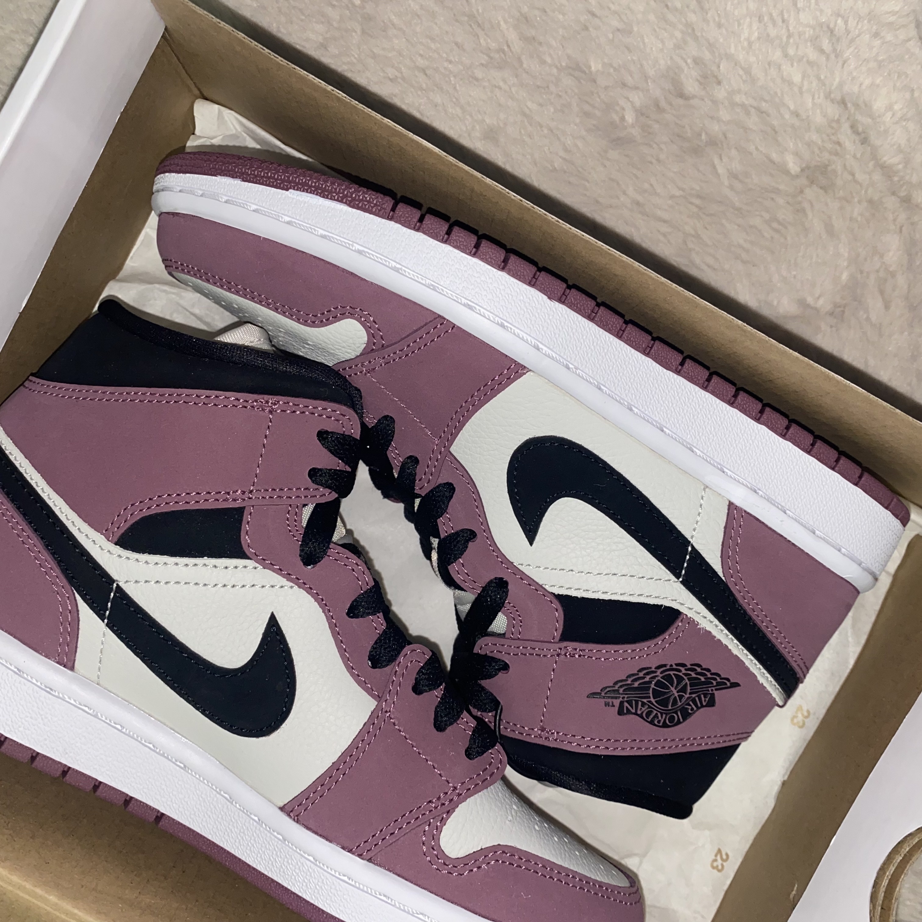 (W) Jordan 1 Mid SE Light Mulberry 착용 스타일 - 2