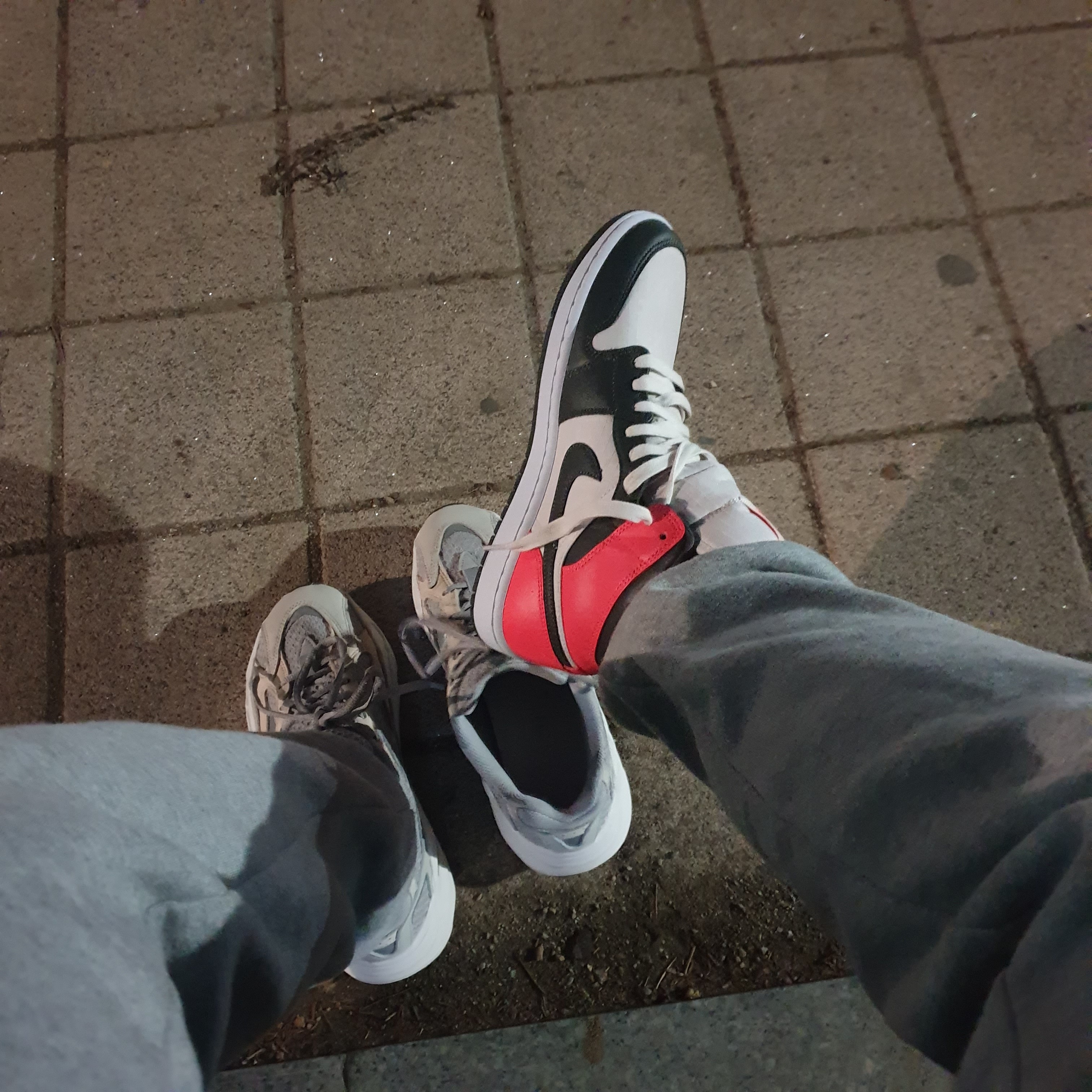 (W) Jordan 1 Mid SE Newsprint 착용 스타일 - 1