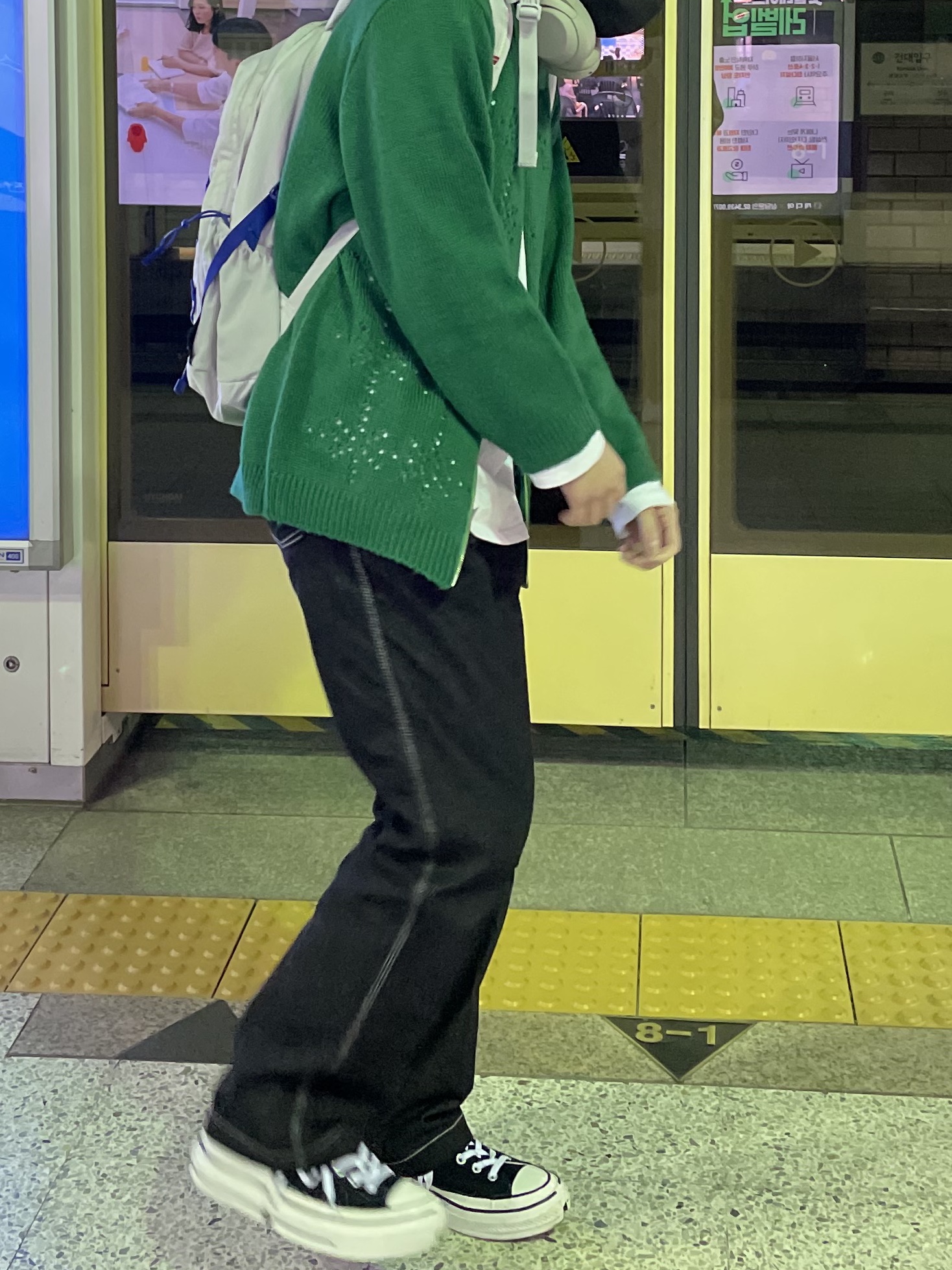 Supreme Backpack Silver - 22SS, Converse x Feng Chen Wang Chuck 70 2-in-1 Natural Ivory Black 착용 스타일 - 1