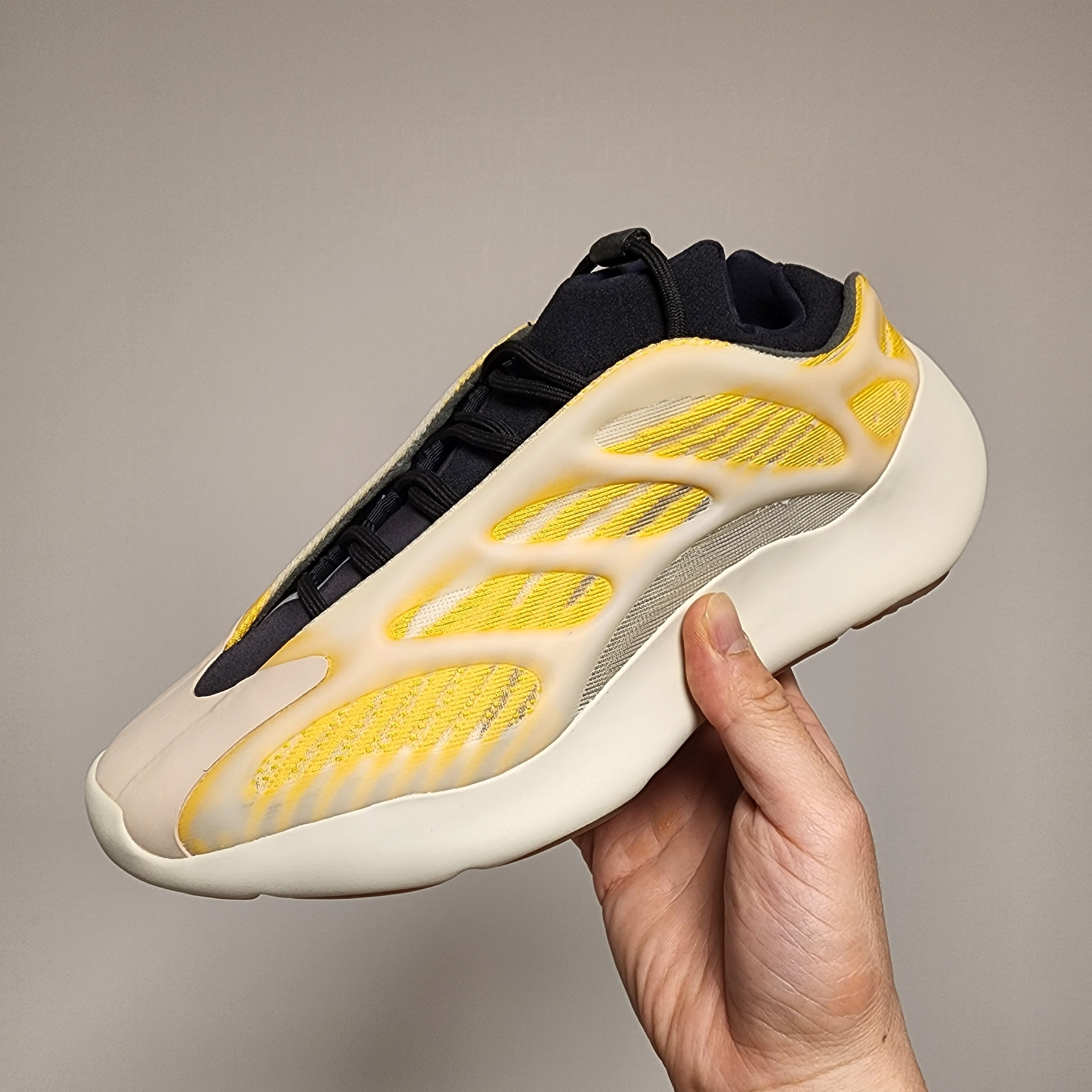 Adidas Yeezy 700 V3 Mono Safflower 착용 스타일 - 1
