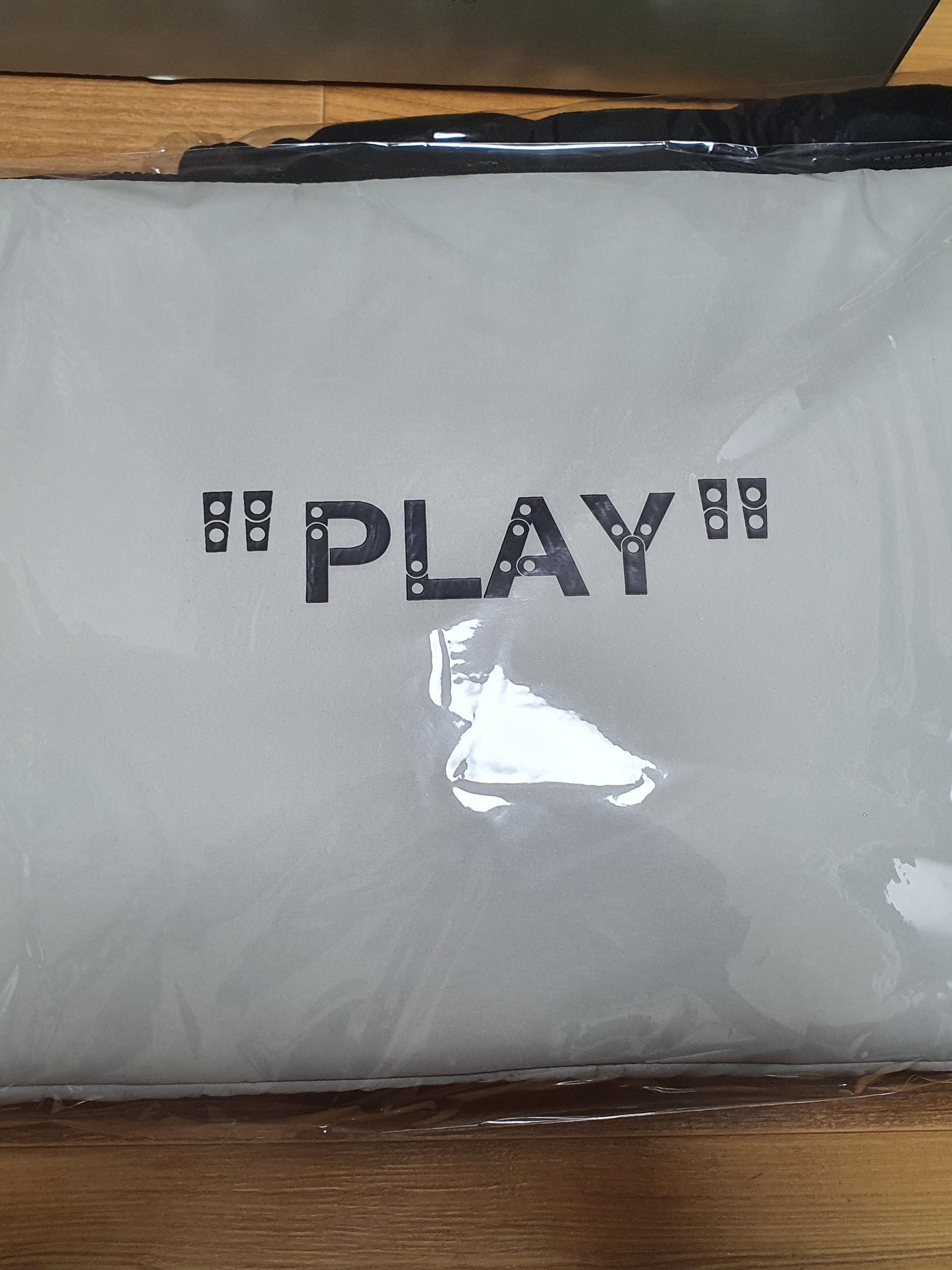 Off-White x Amore Pacific Play Kit 착용 스타일 - 4