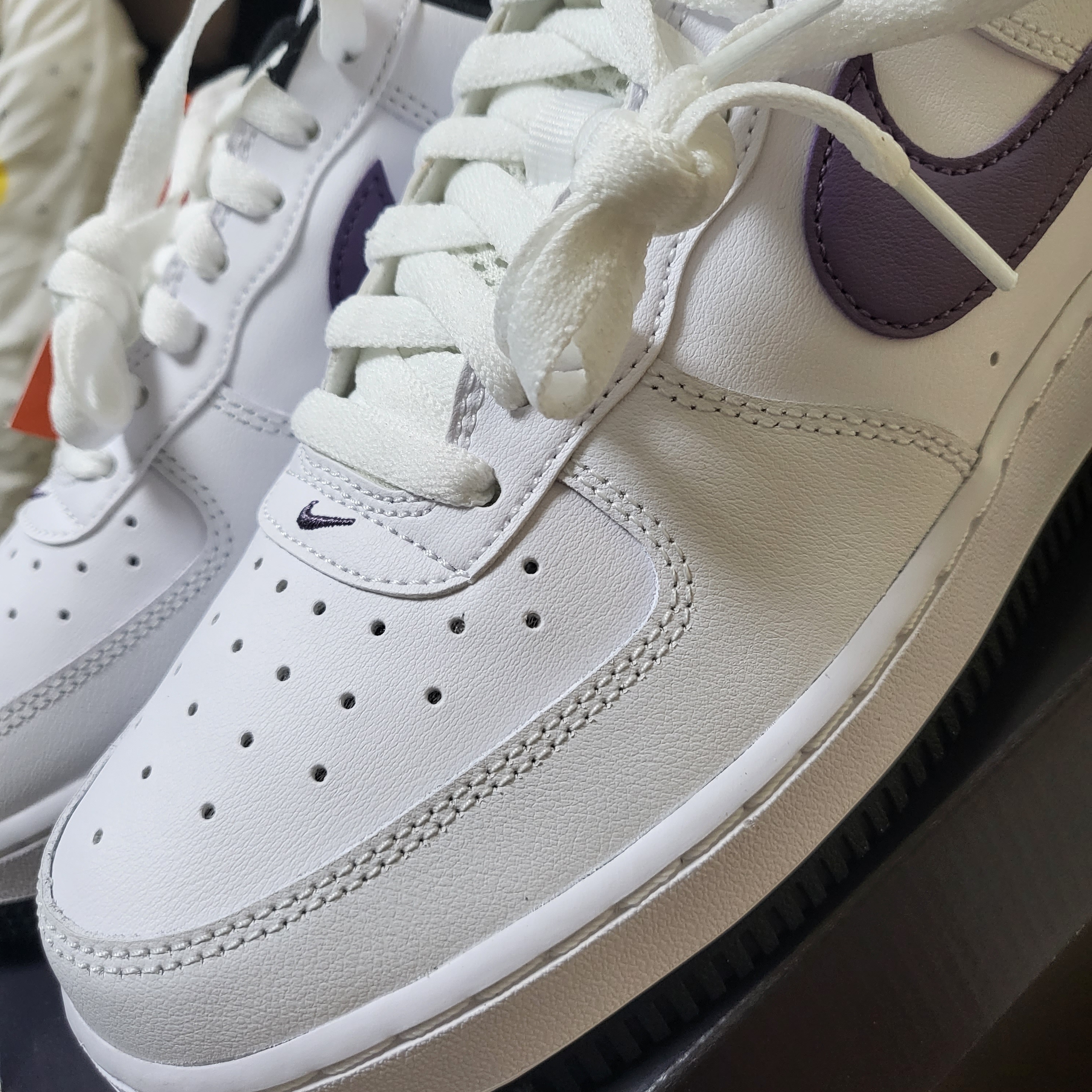 Nike Air Force 1 '07 LV8 Hoops White Canyon Purple 착용 스타일 - 4