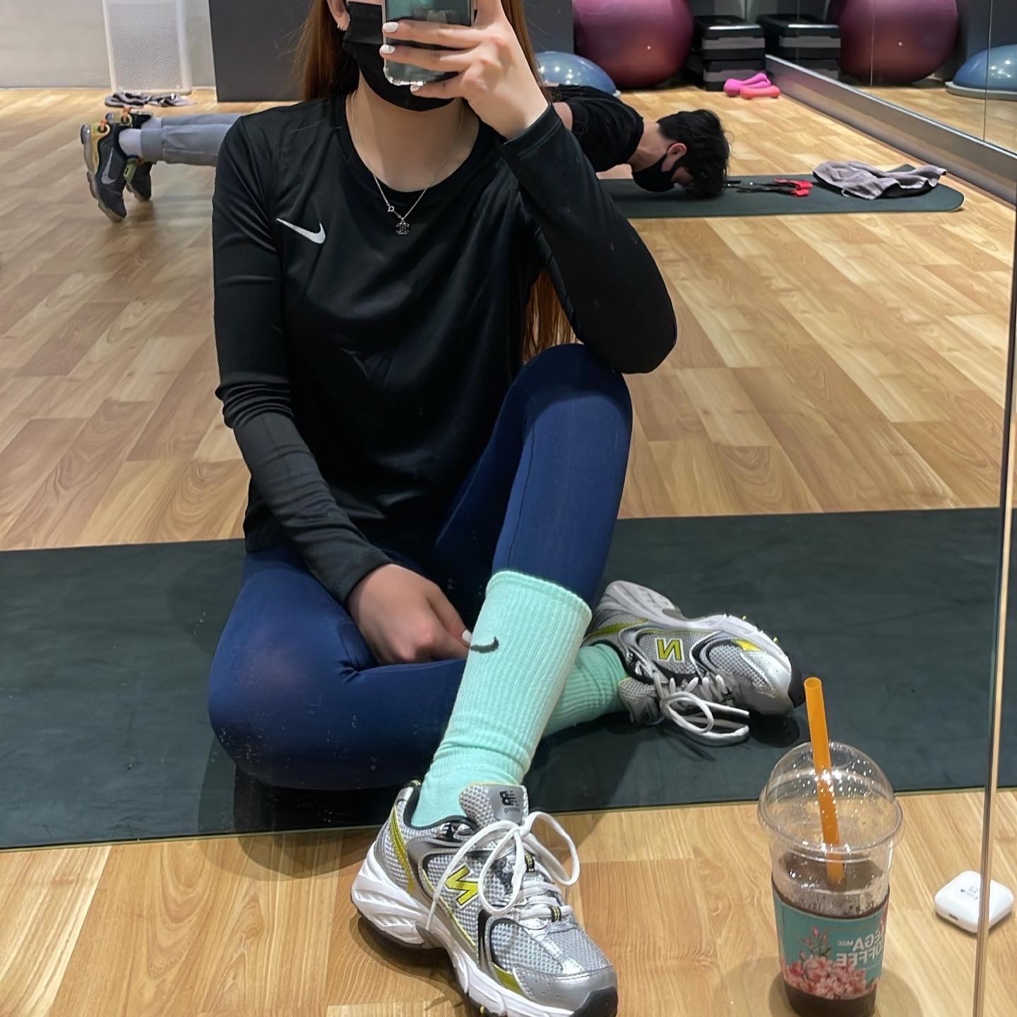 New Balance 530 Silver, Apple Watch Nike SE 40mm GPS Space Gray Aluminum Case with Nike Sport Band USB C  Anthracite Black (Korean Ver.) 착용 스타일 - 2