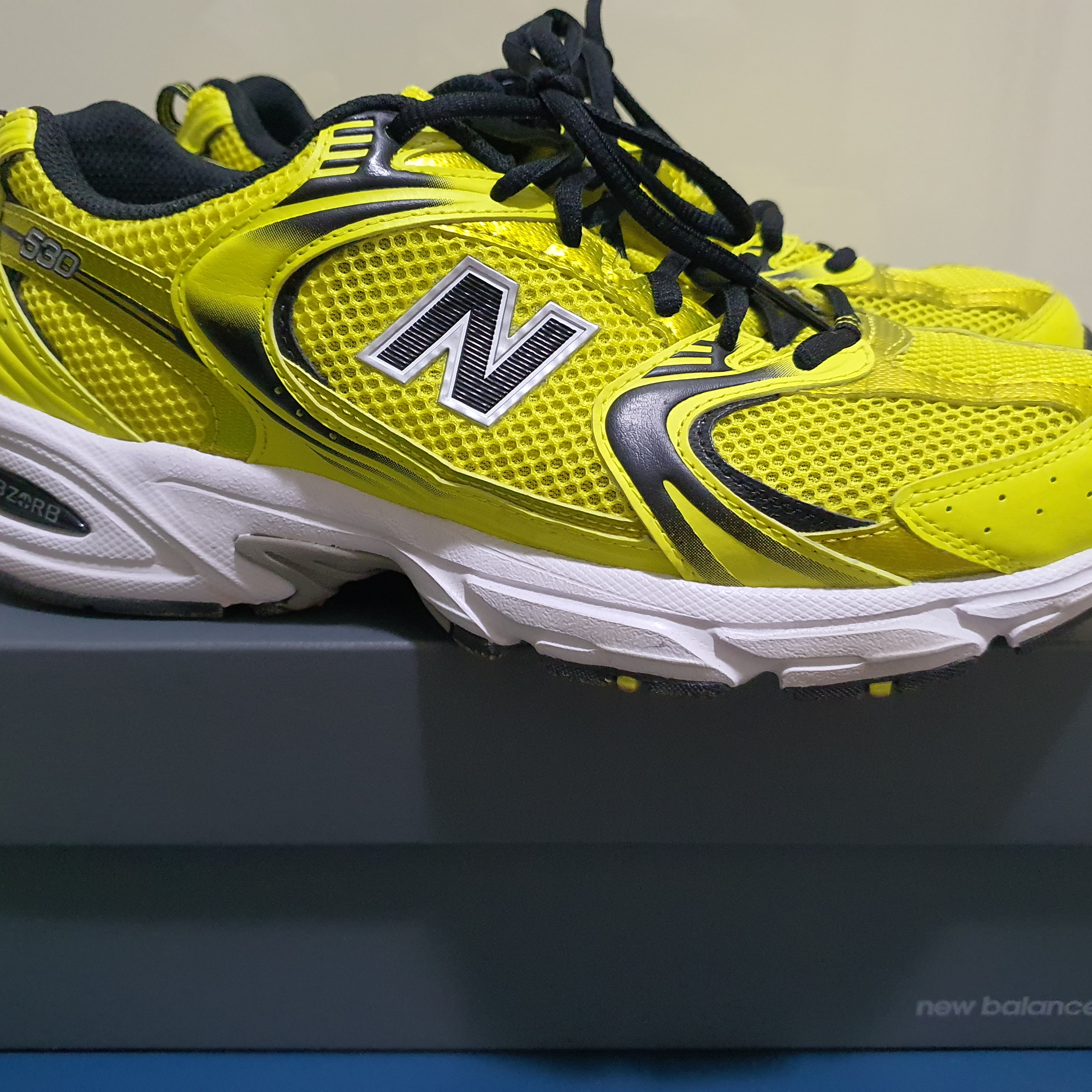 New Balance 530 Yellow 착용 스타일