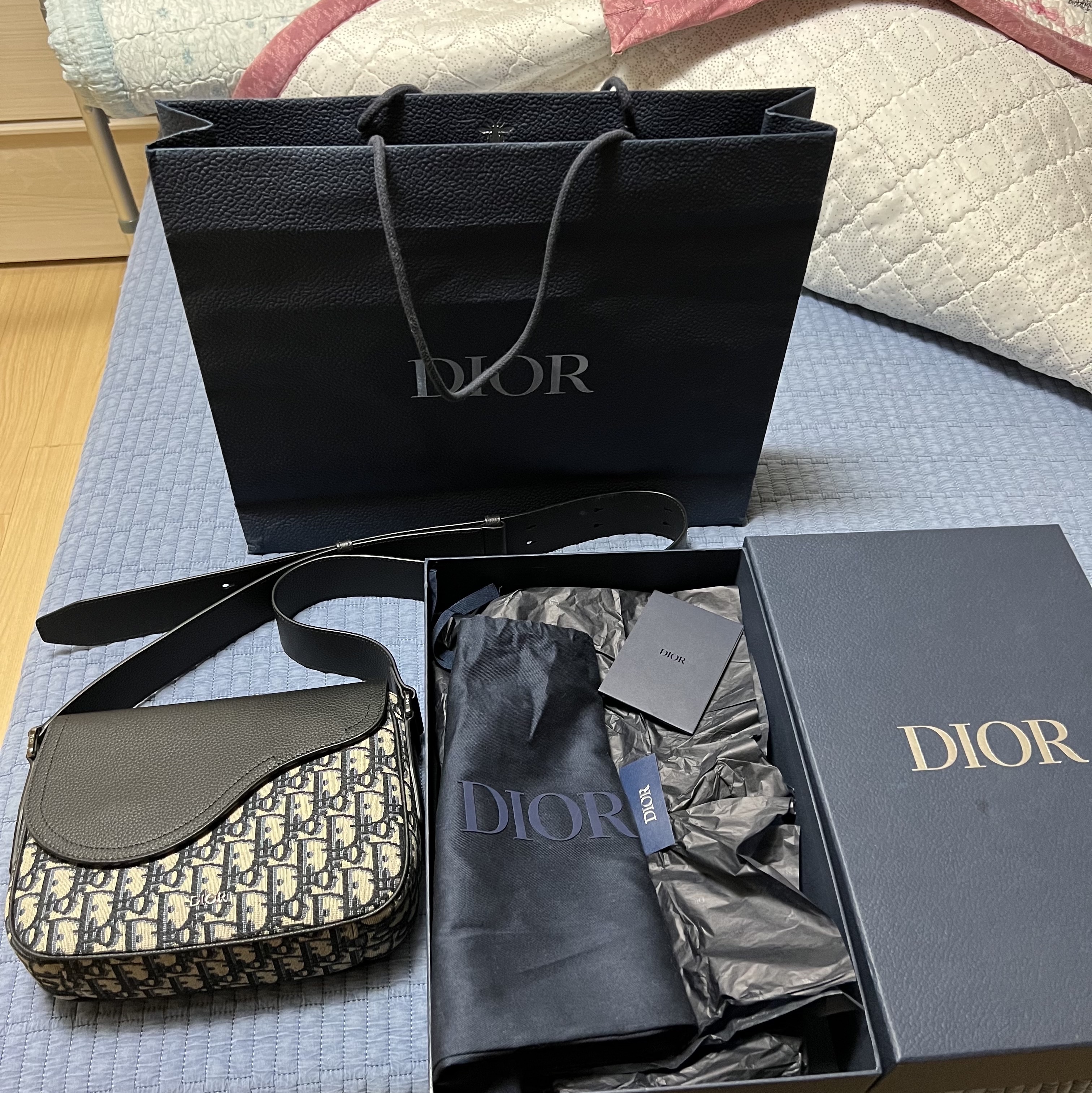 Dior Mini Saddle Messenger Bag Grained Calfskin & Black Dior Oblique Jacquard 착용 스타일