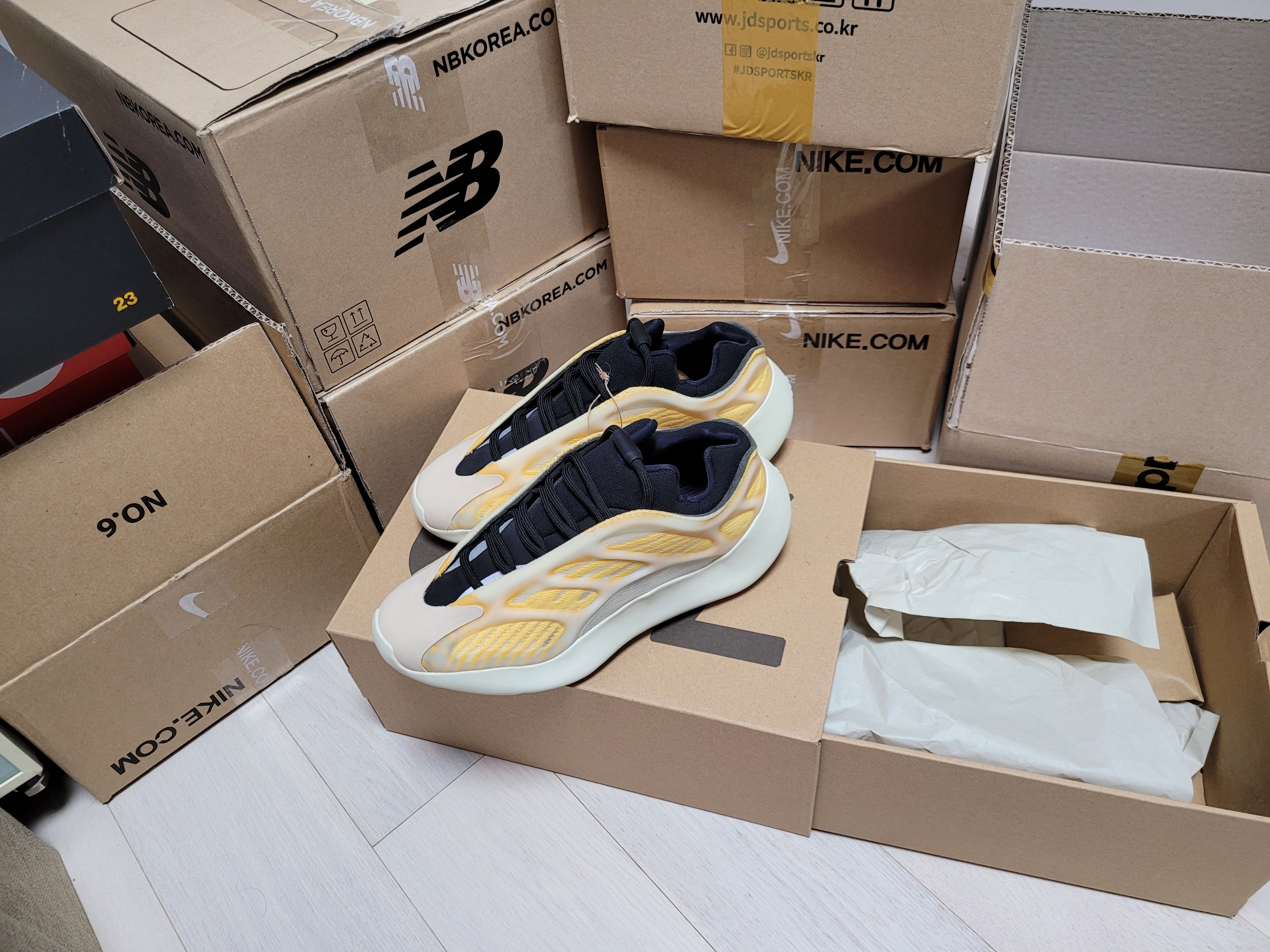 Adidas Yeezy 700 V3 Mono Safflower 착용 스타일