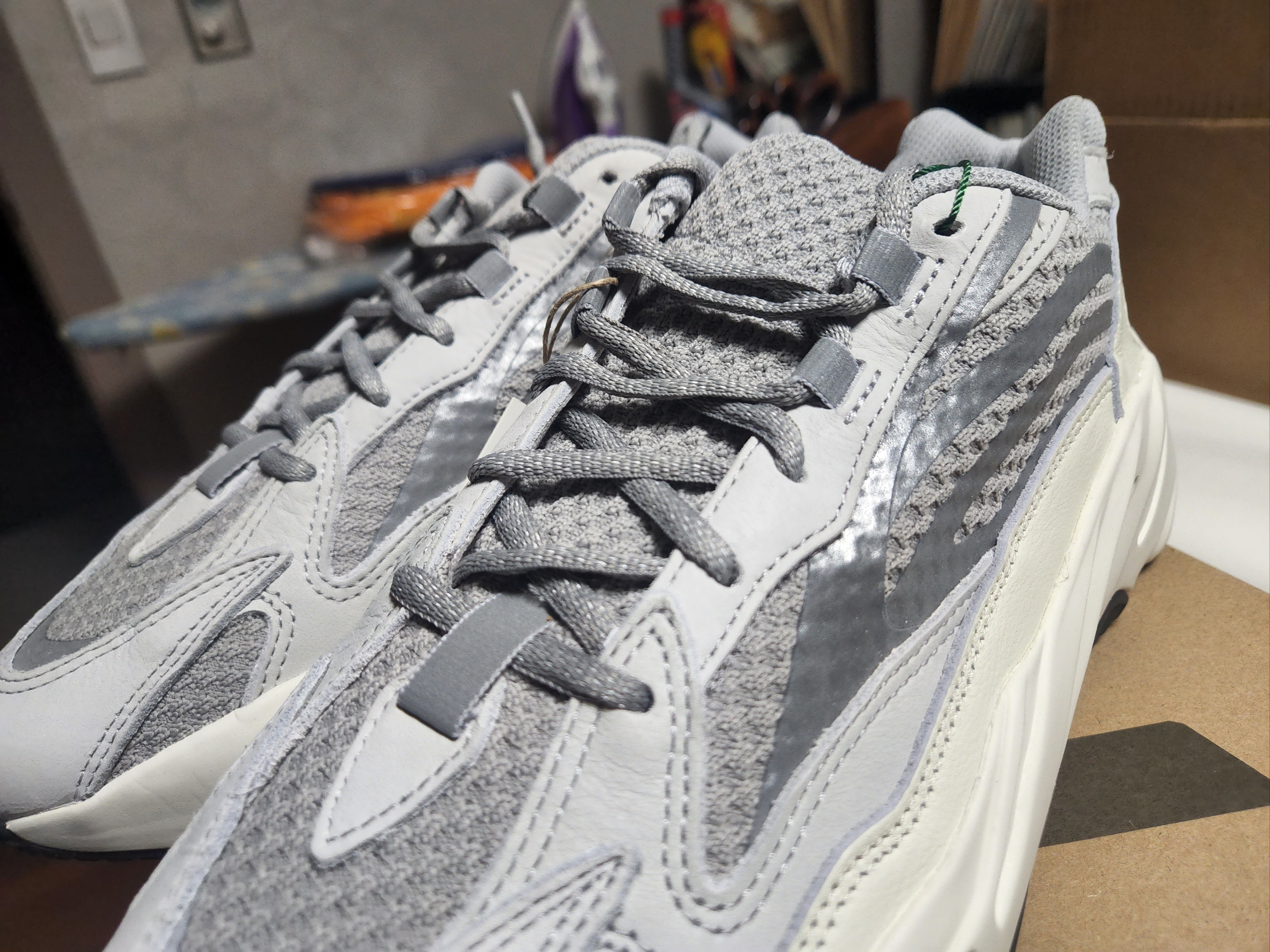 Adidas Yeezy Boost 700 V2 Static 2022 착용 스타일 - 3