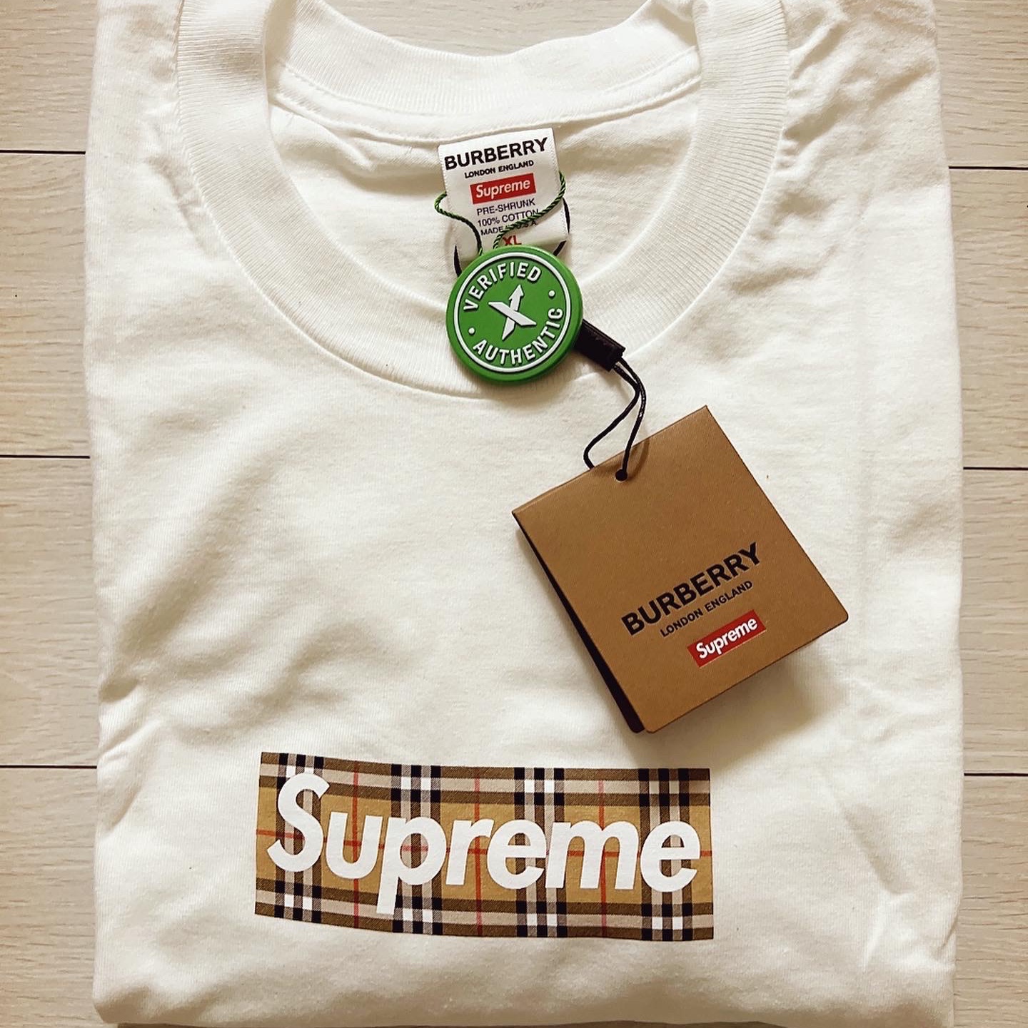 Supreme x Burberry Denim Trucker Jacket Beige - 22SS, Supreme x Burberry Box Logo T-Shirt White - 22SS 착용 스타일 - 3