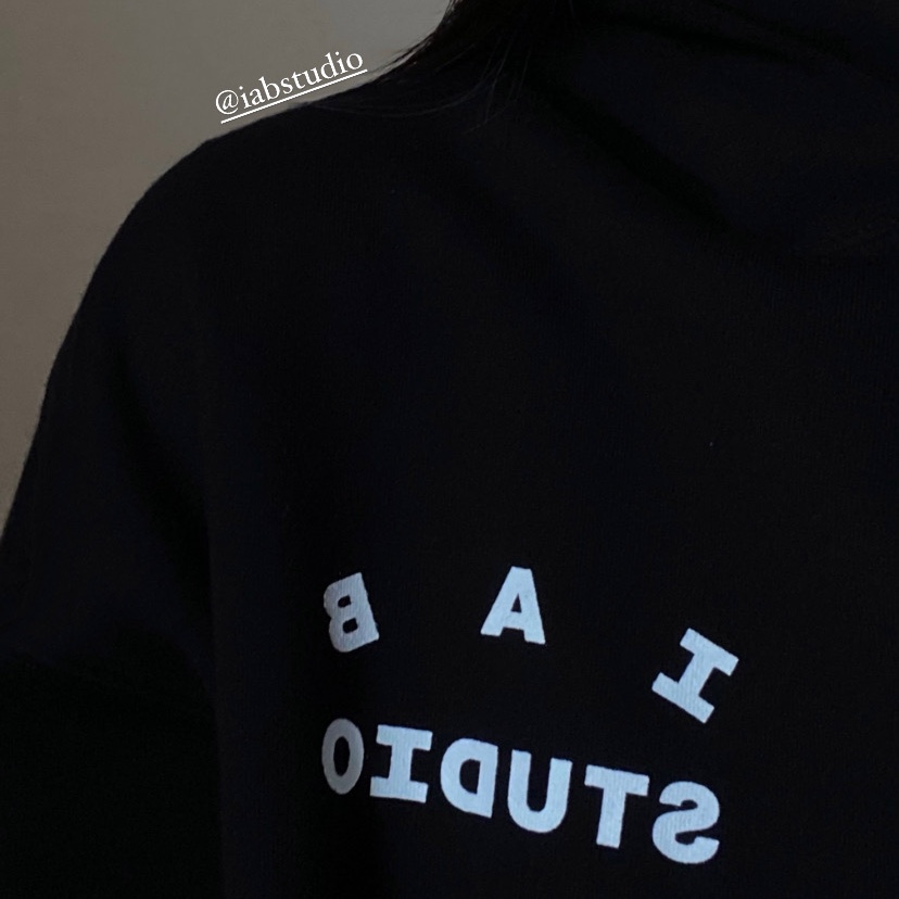 IAB Studio Hoodie Black White 착용 스타일