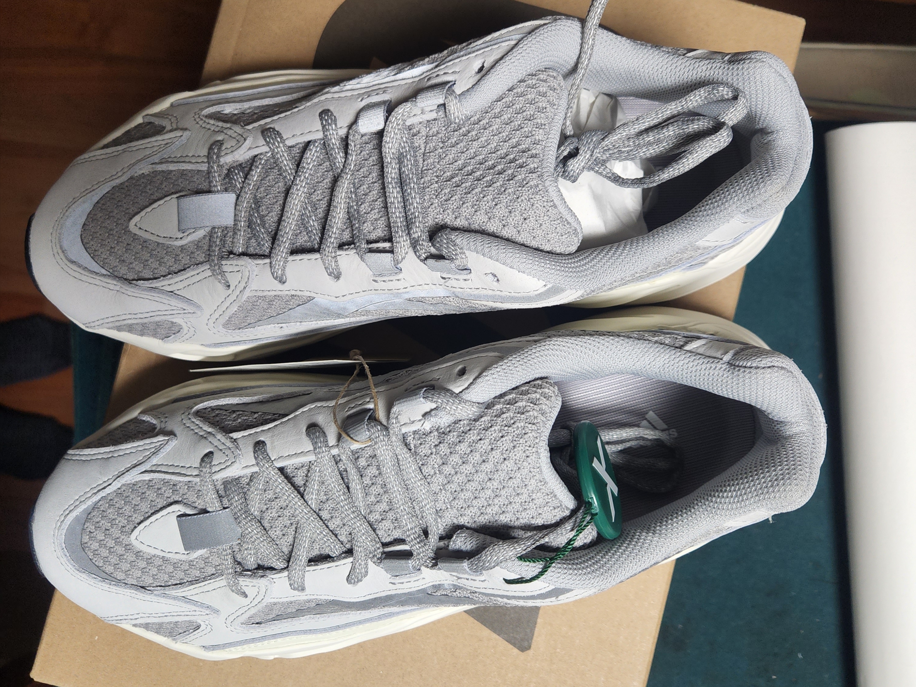 Adidas Yeezy Boost 700 V2 Static 2022 착용 스타일 - 4