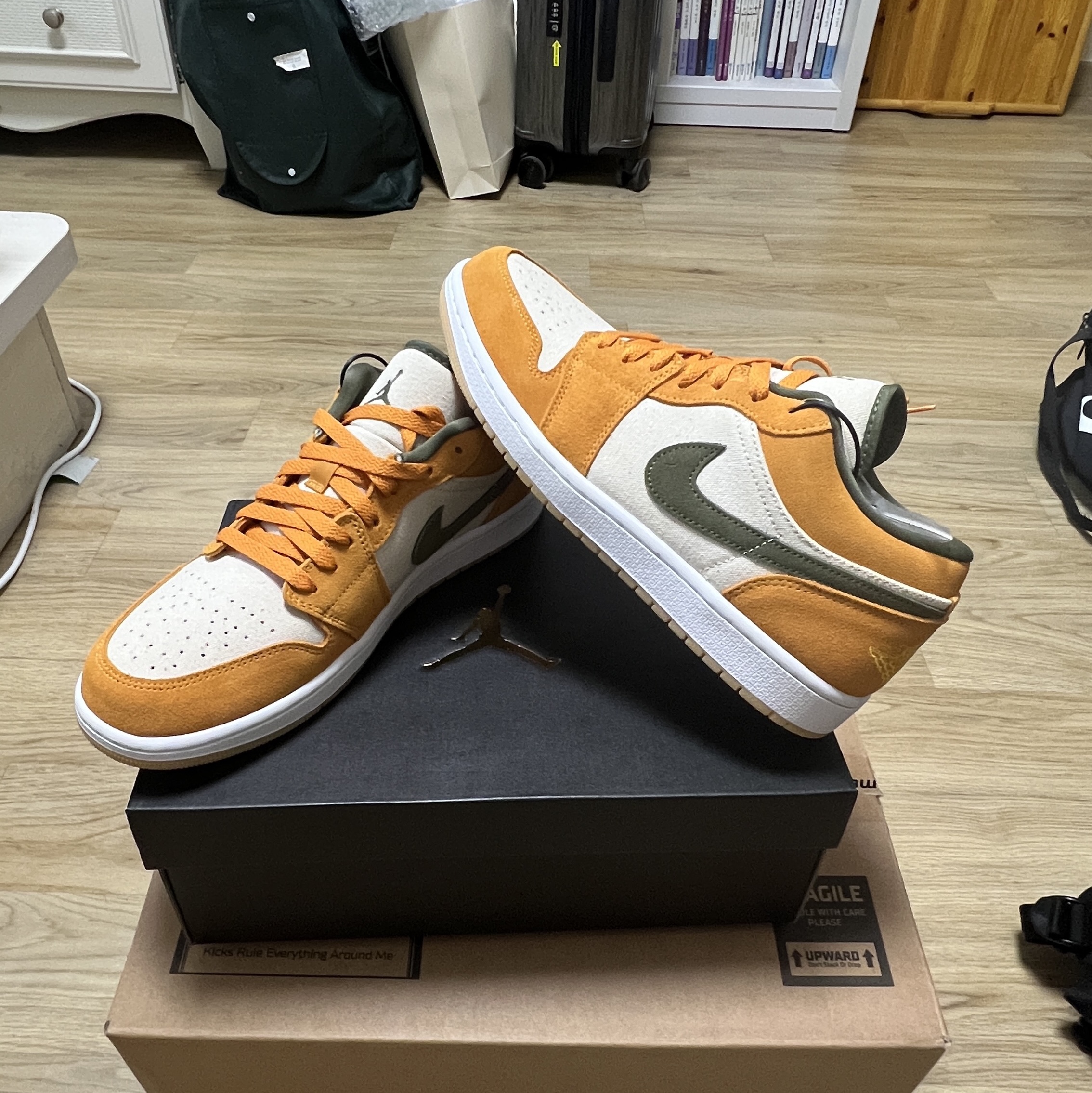 Jordan 1 Low SE Light Curry 착용 스타일 - 5