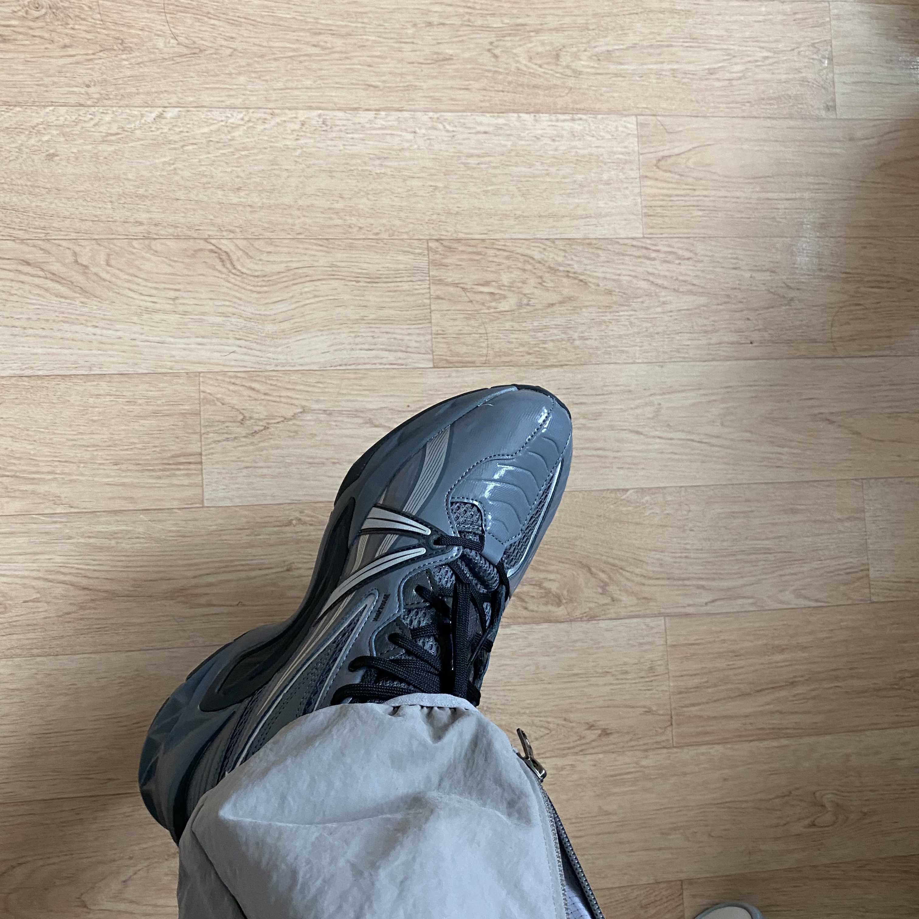 Asics HN2-S Protoblast Steel Grey 착용 스타일 - 1