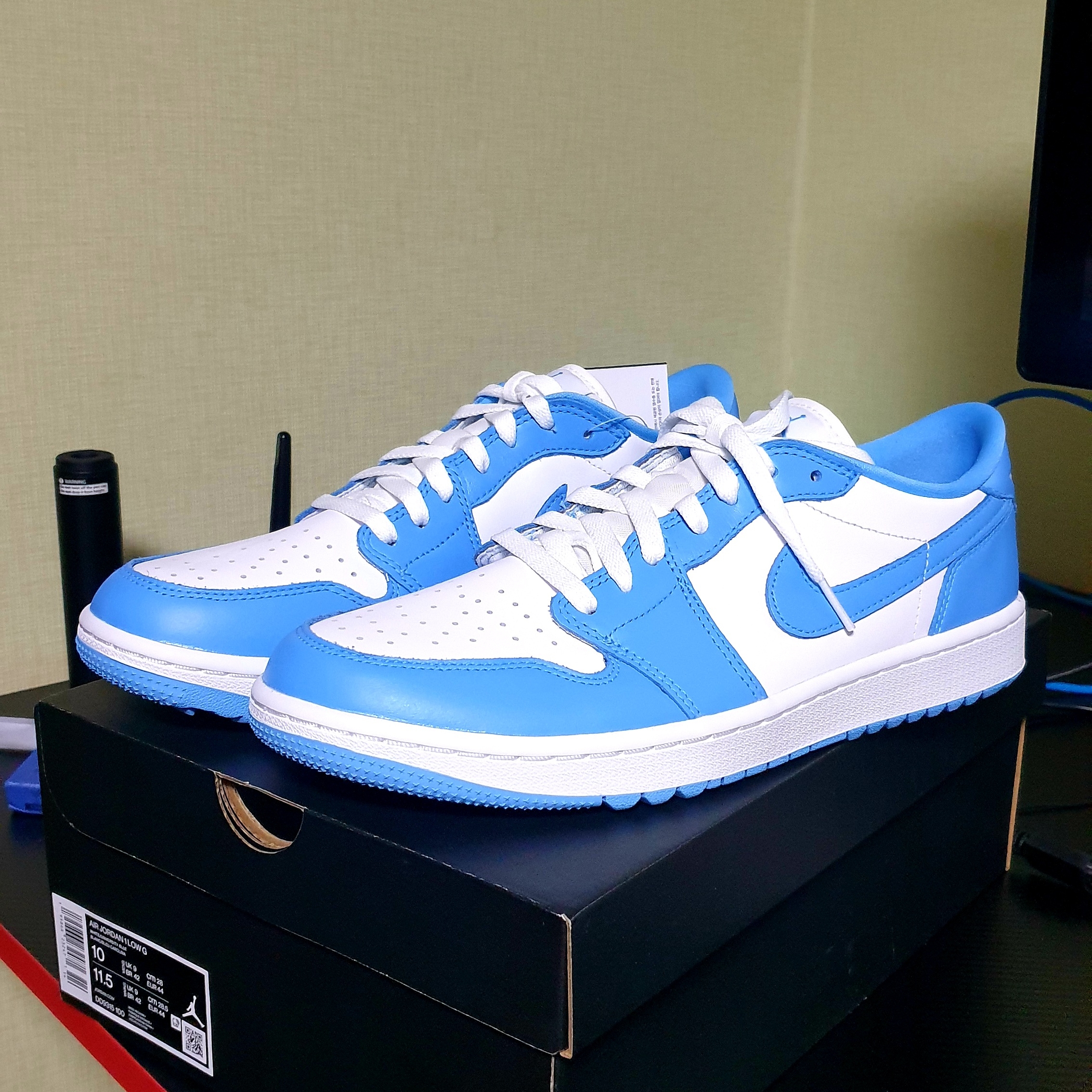 Jordan 1 Low Golf White and University Blue 착용 스타일