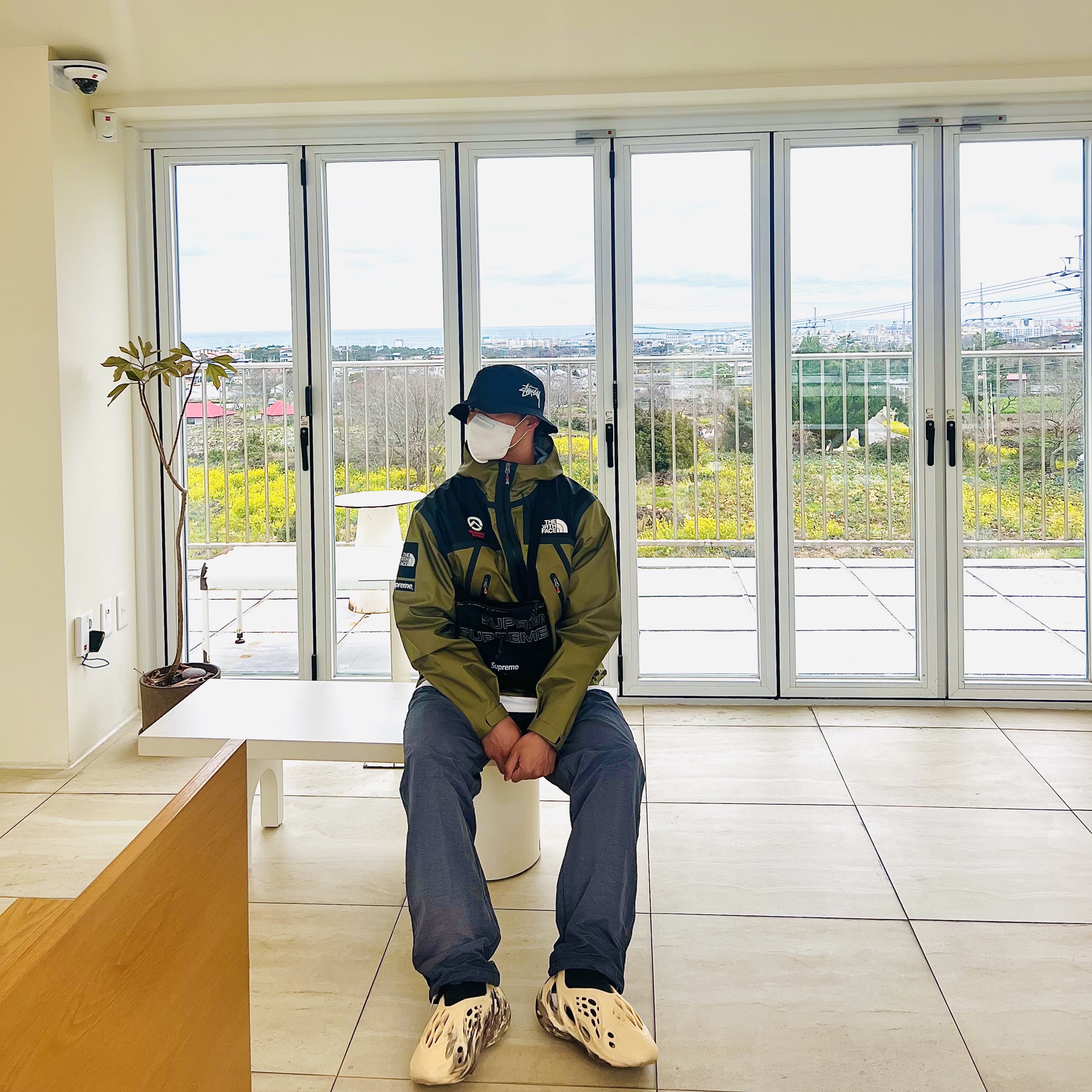 Supreme x The North Face Summit Series Outer Tape Seam Jacket Olive - 21SS, Nike x Stussy Beach Pants Off Noir 착용 스타일 - 2