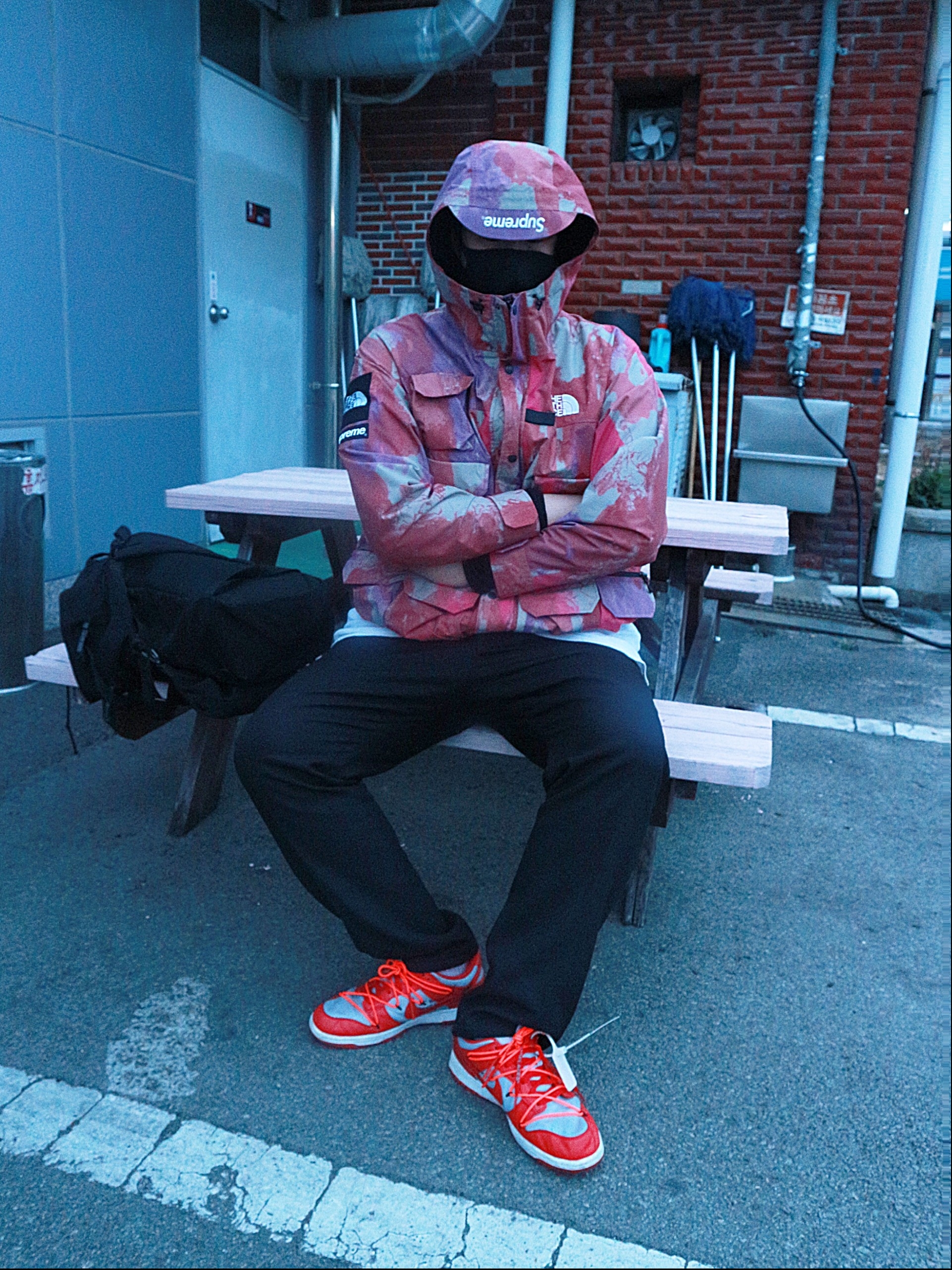 Supreme x The North Face Cargo Jacket Multi-Color - 20SS, Nike x Off-White Dunk Low University Red 착용 스타일 - 3