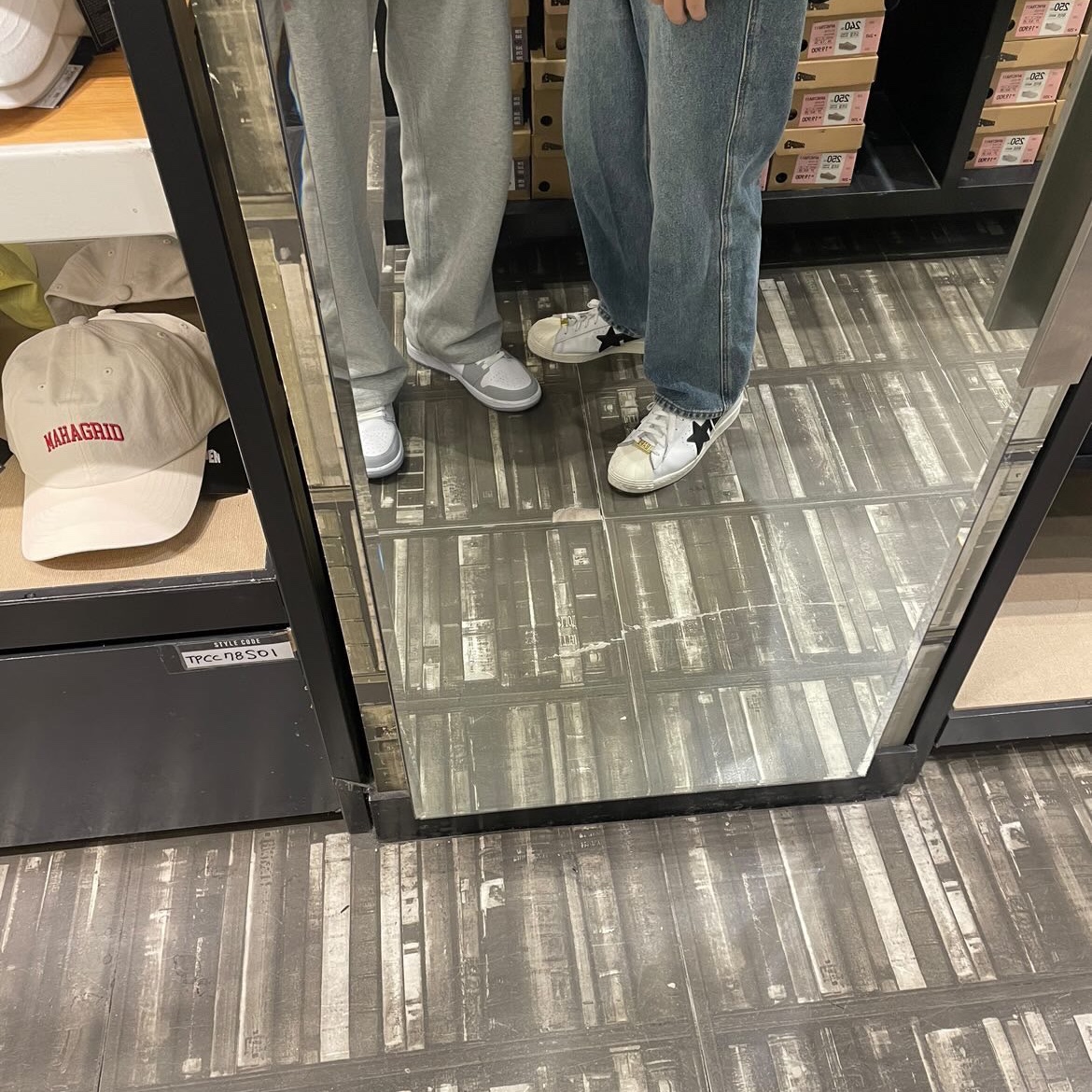 Adidas x BAPE Superstar 80s White Black, (W) Jordan 1 Mid Wolf Grey 착용 스타일 - 2
