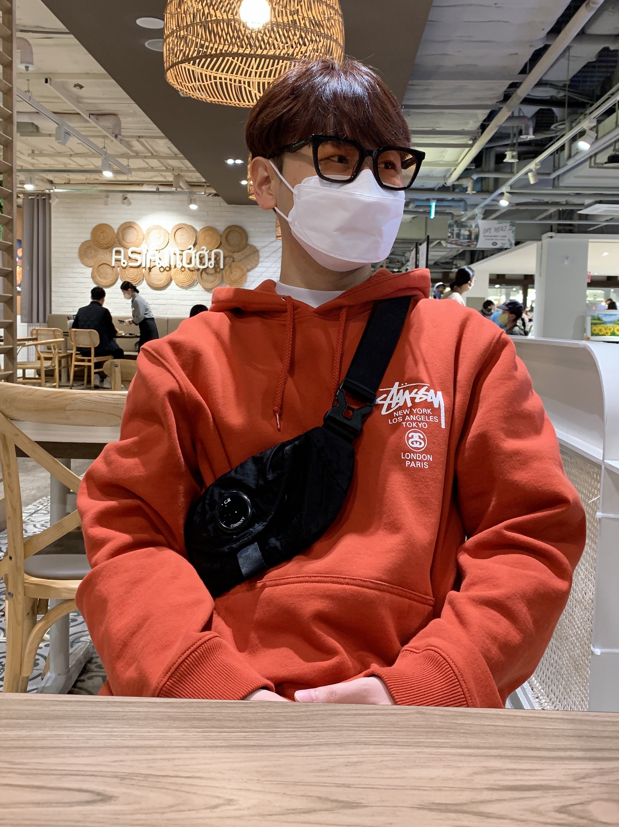 Stussy World Tour Hoodie Brick 2021 착용 스타일
