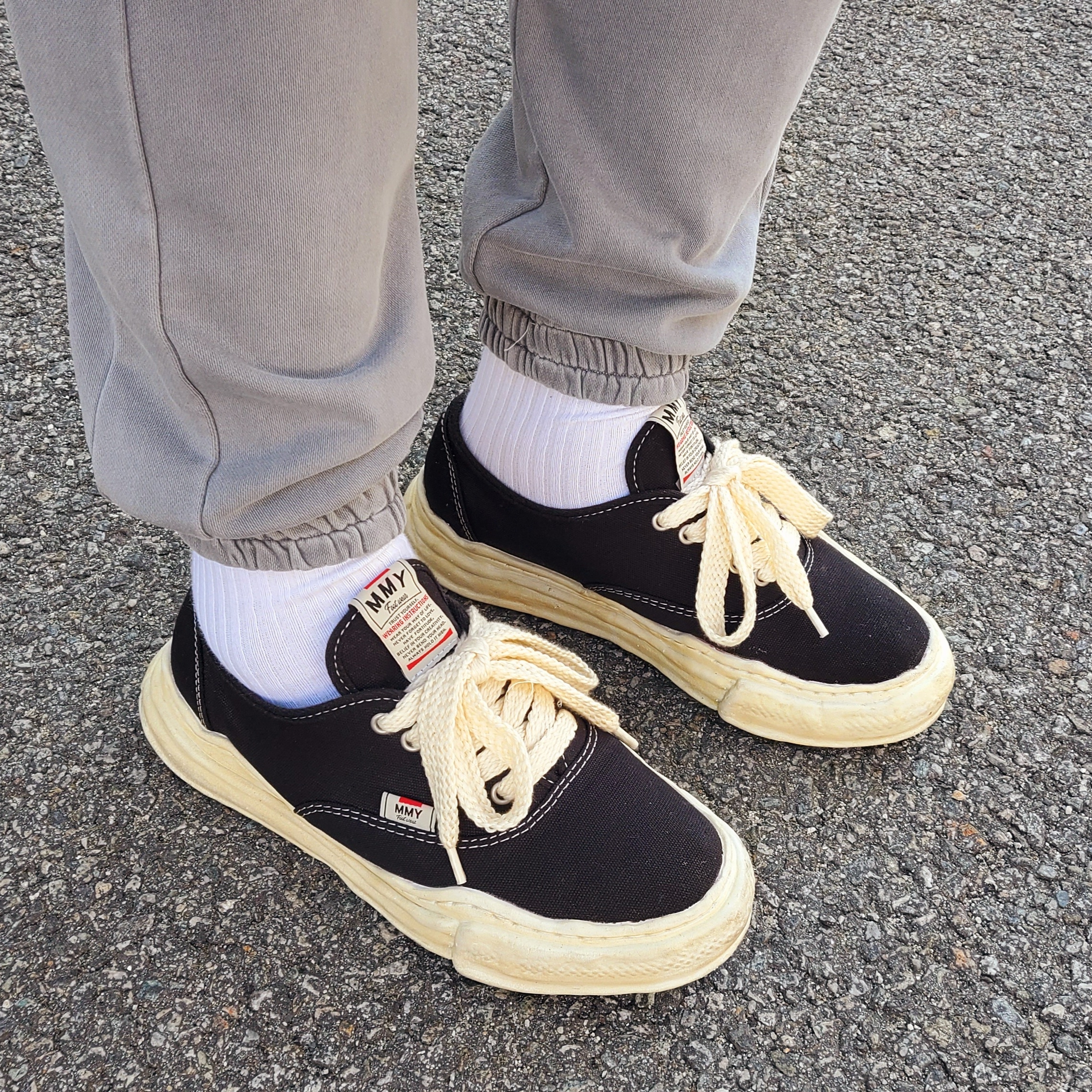 Maison Mihara Yasuhiro Baker OG Sole OD Canvas Low-top Sneakers Black 착용 스타일 - 2