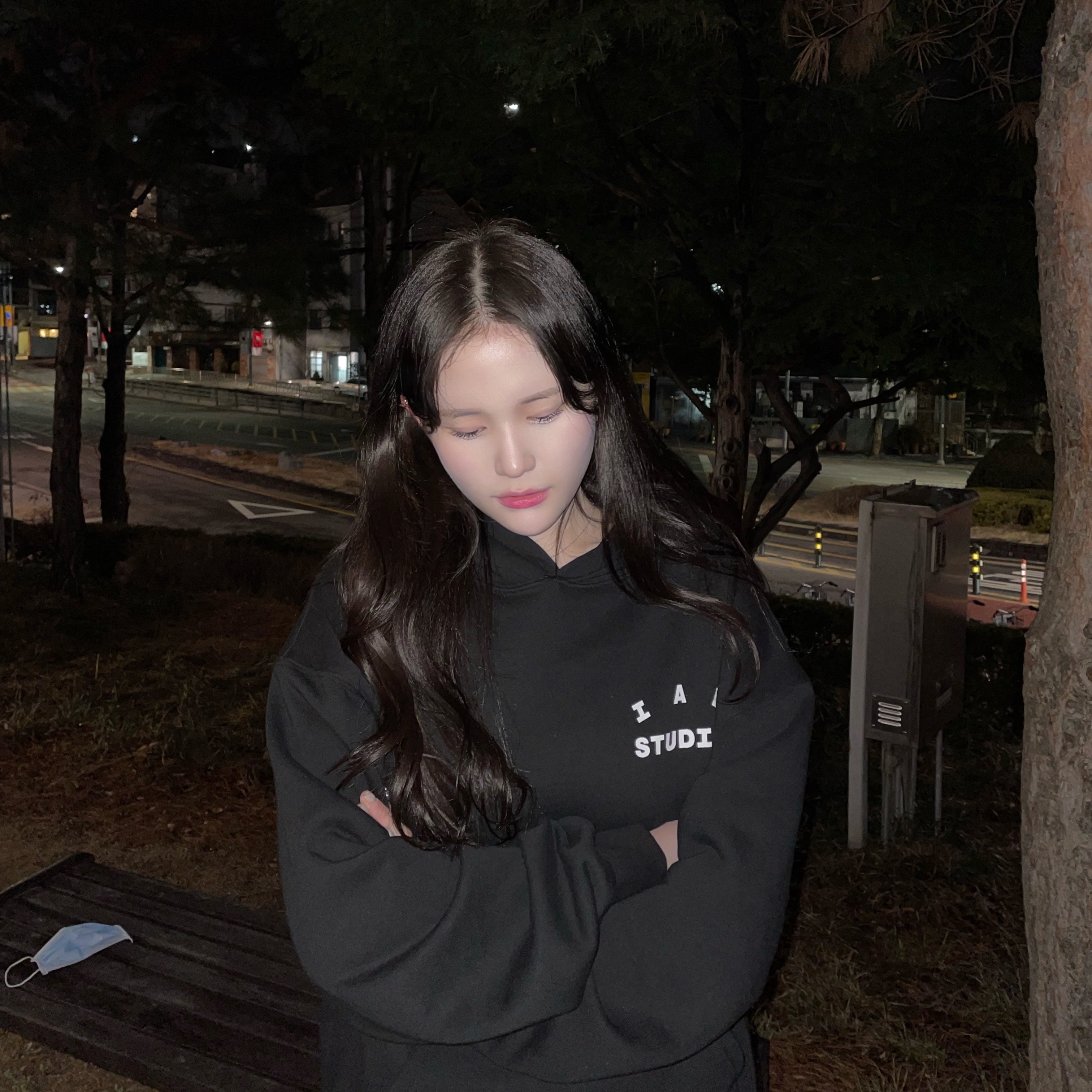 IAB Studio Hoodie Black White 착용 스타일 - 1