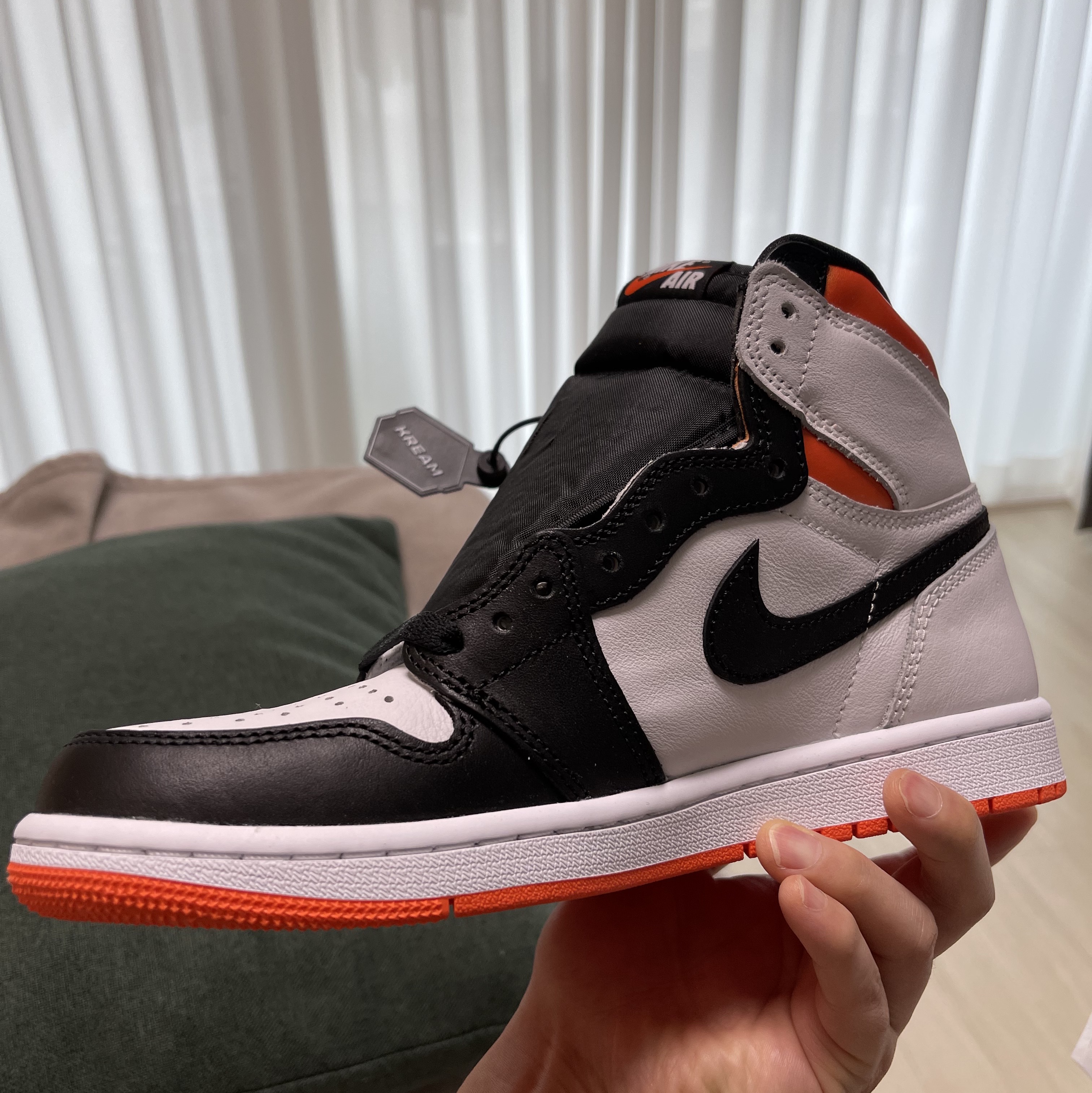 Jordan 1 Retro High OG Electro Orange 착용 스타일 - 2