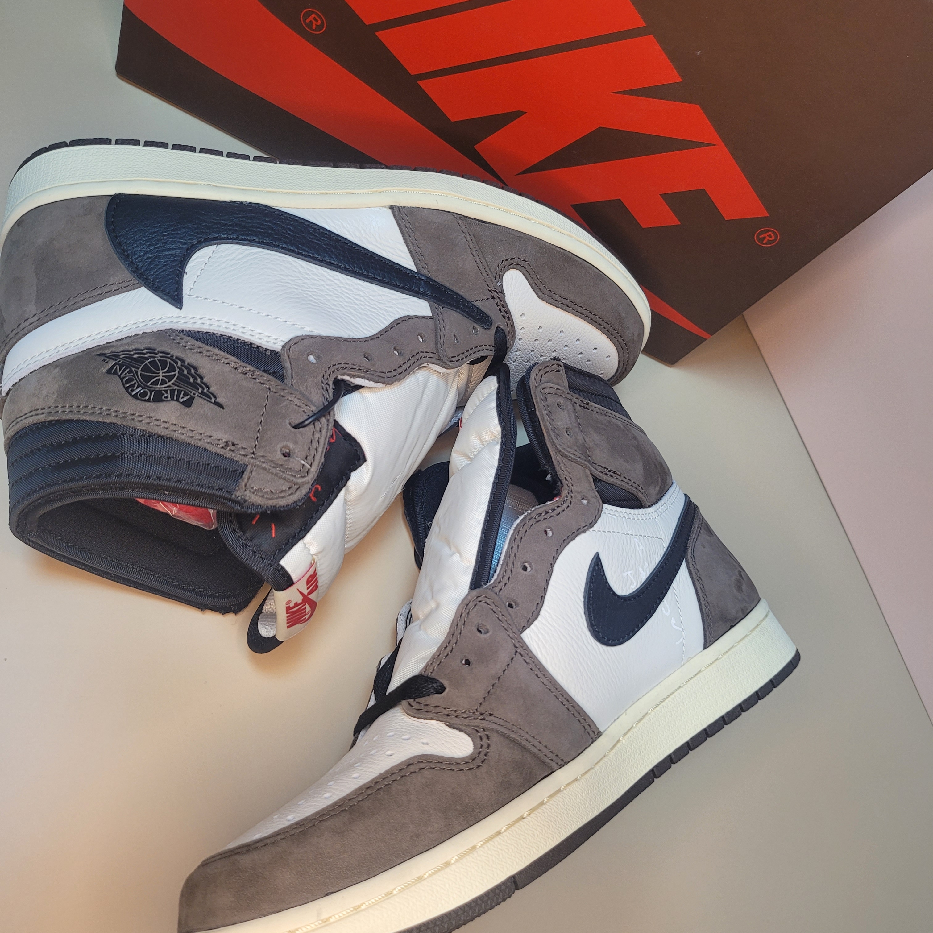 Jordan 1 x Travis Scott Retro High OG SP Mocha 착용 스타일 - 1