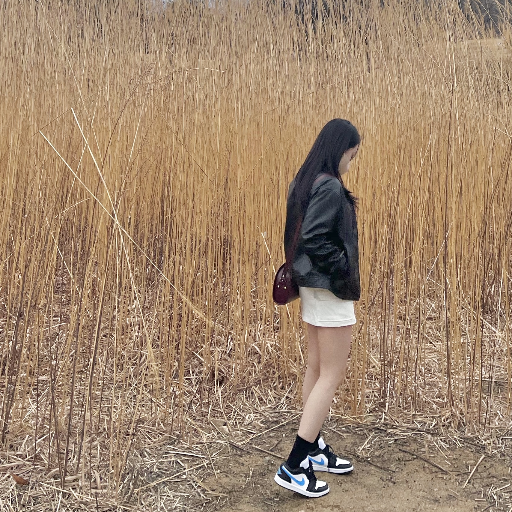 (W) Jordan 1 Low Black University Blue, A.P.C. Saffiano Demi-Lune Bag Black 착용 스타일
