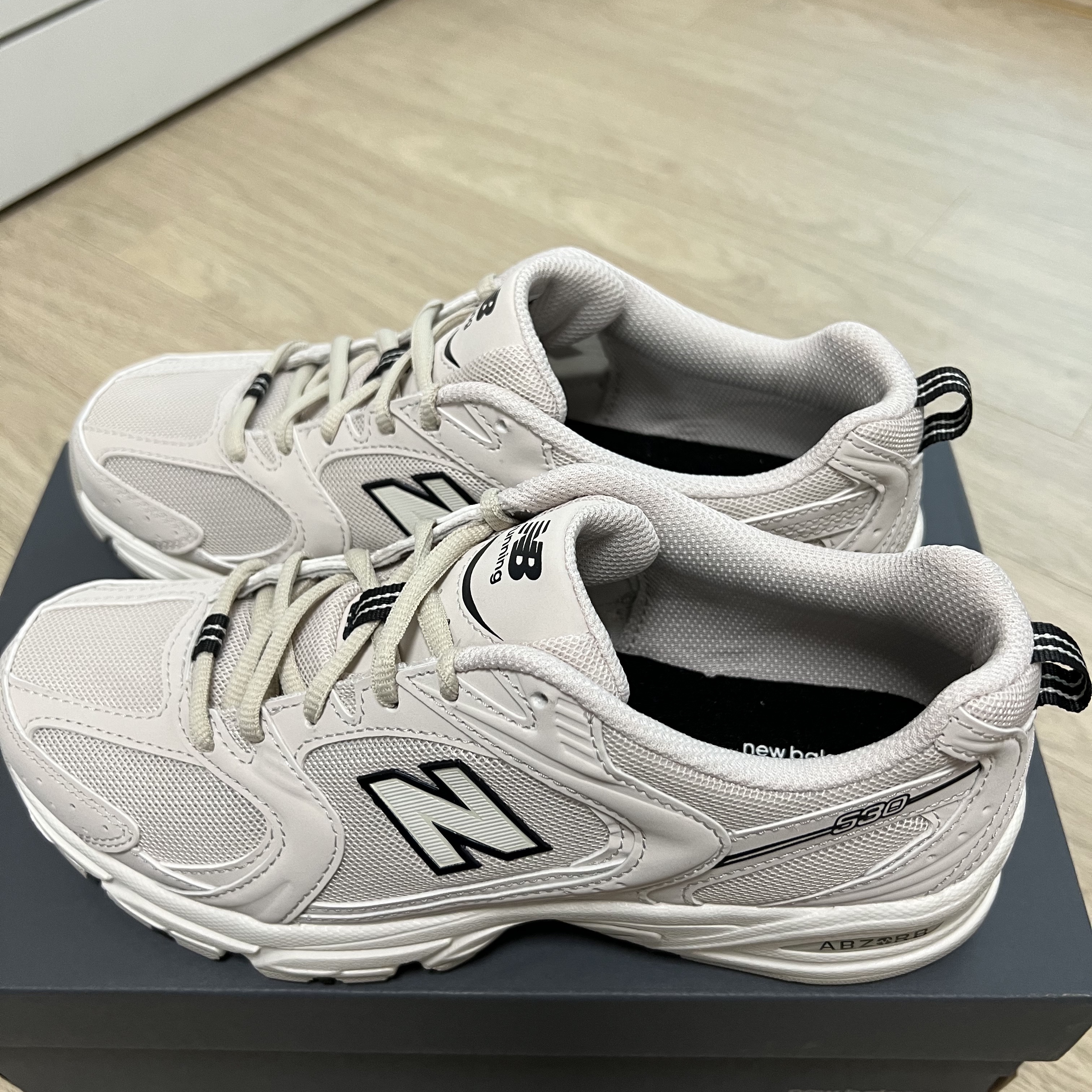 New Balance 530 Ivory 착용 스타일 - 2
