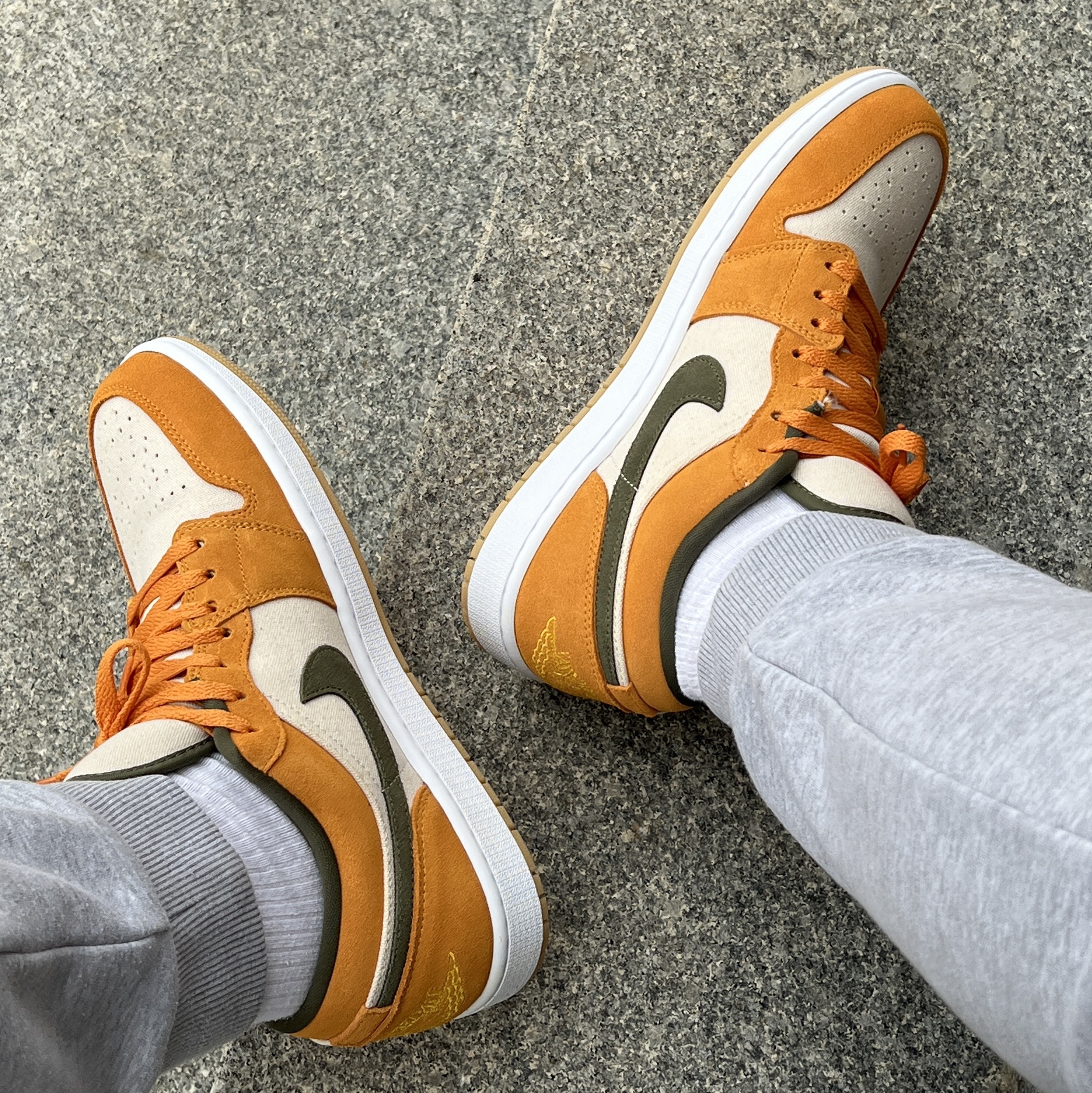 Jordan 1 Low SE Light Curry 착용 스타일 - 2