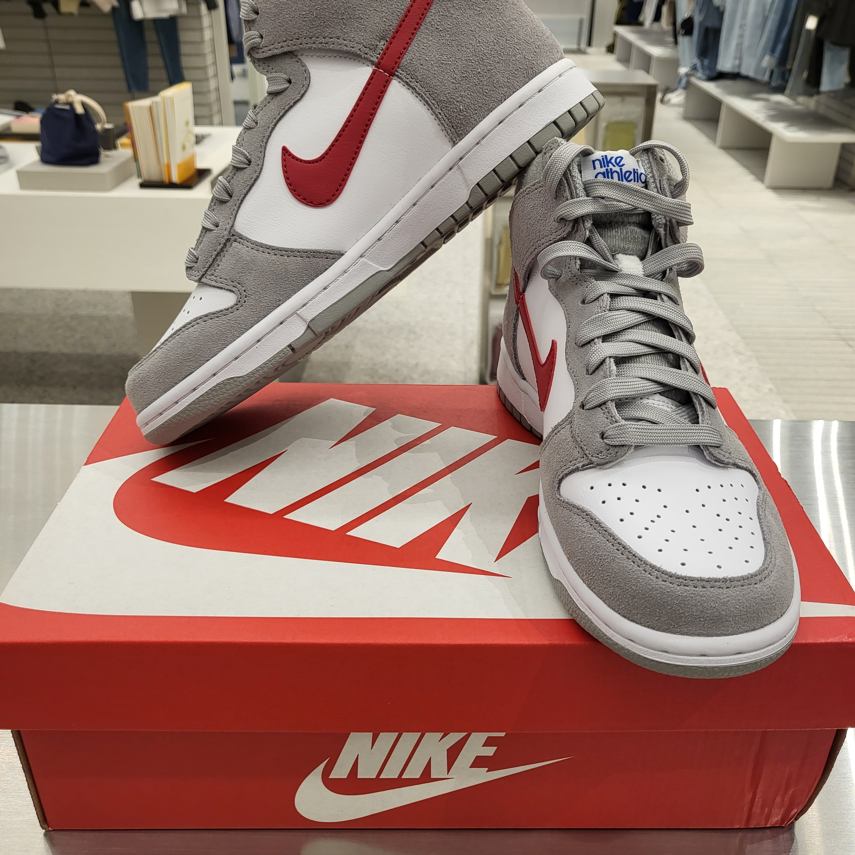 (GS) Nike Dunk High SE Athletic Club Grey Red 착용 스타일 - 1